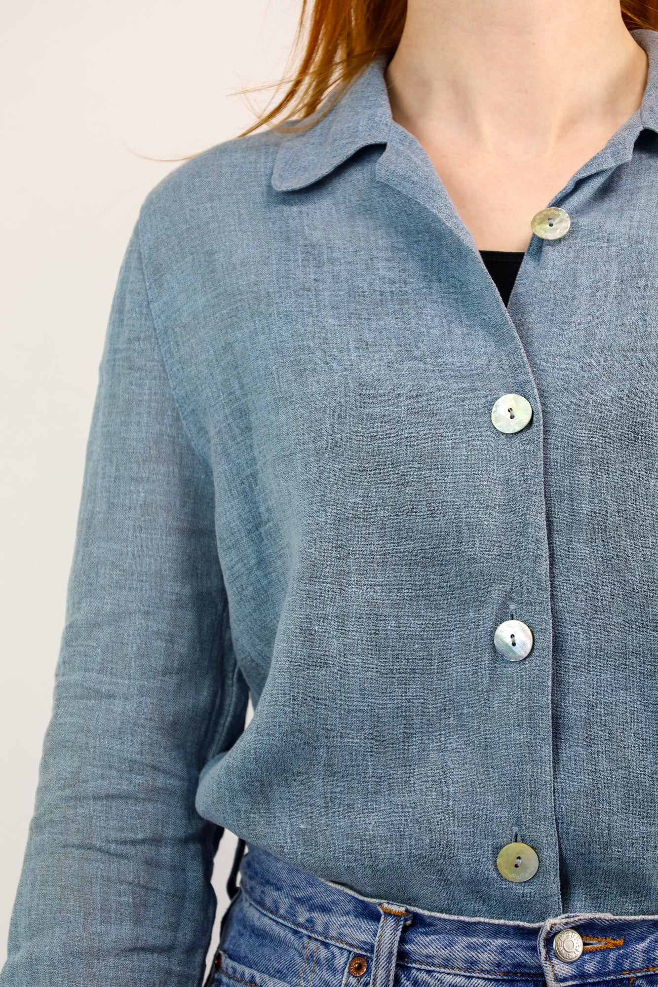 Detail van de schelpknopen van de vintage blouse.