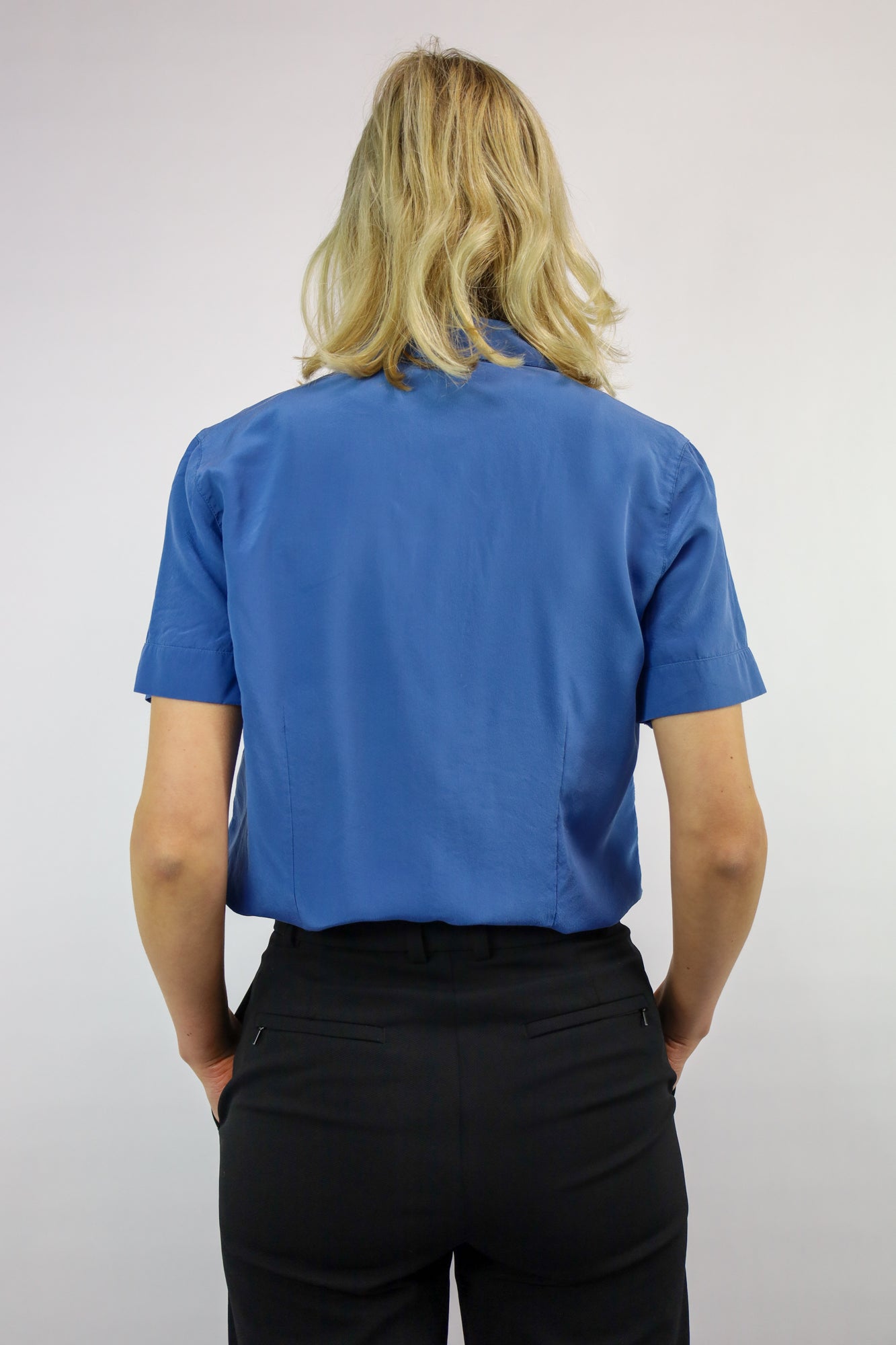 Blauwe vintage blouse van 100% zijde met korte mouwen, minimalistische stijl"