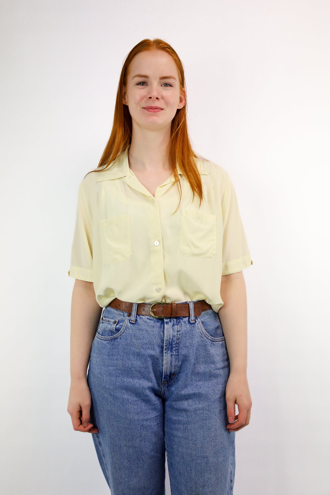 Voorkant van botergele vintage zijden blouse met borstzakjes en knoopsluiting