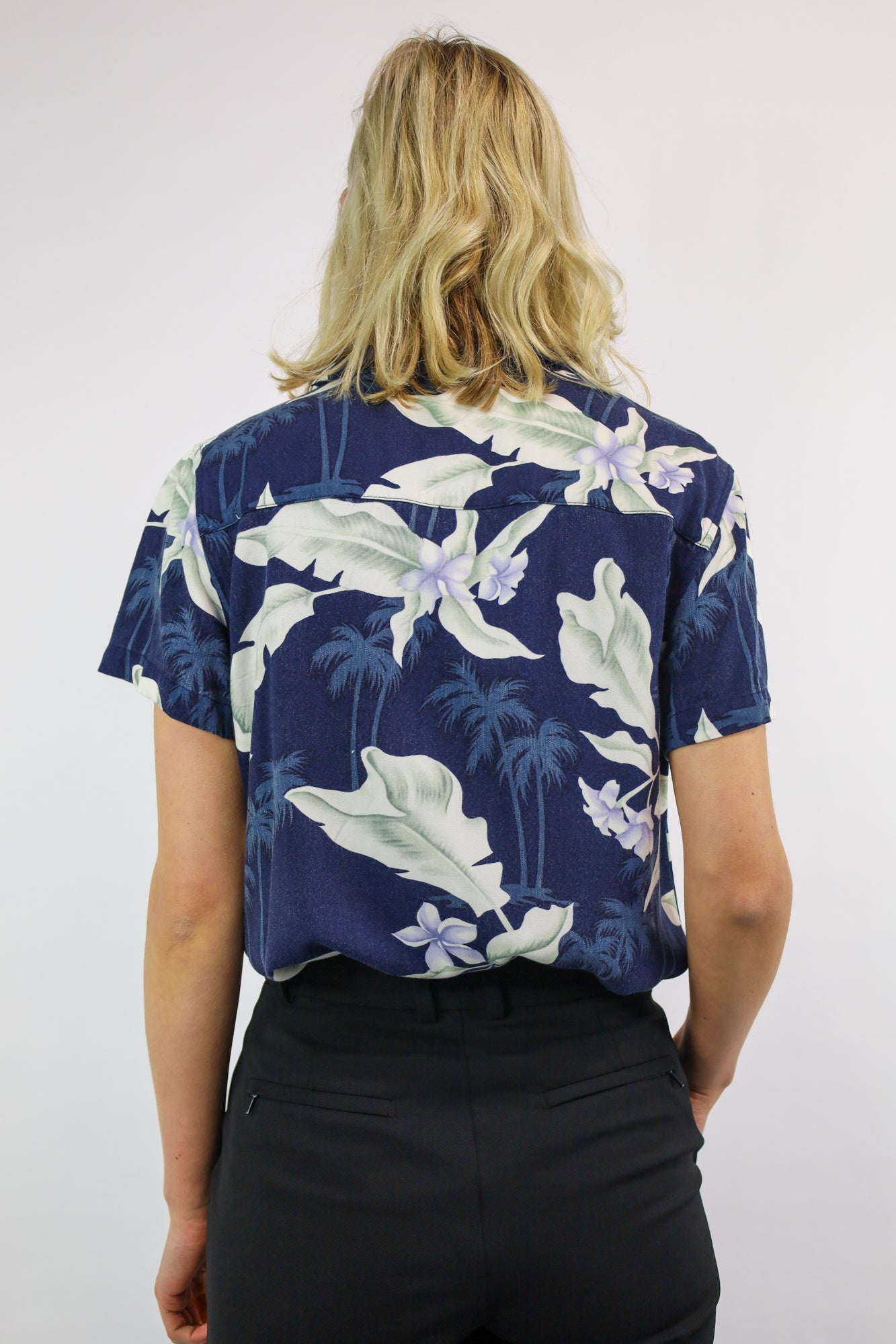 Achterkant van de cropped blouse met palmbomenprint van Havana Jacks Cafe.