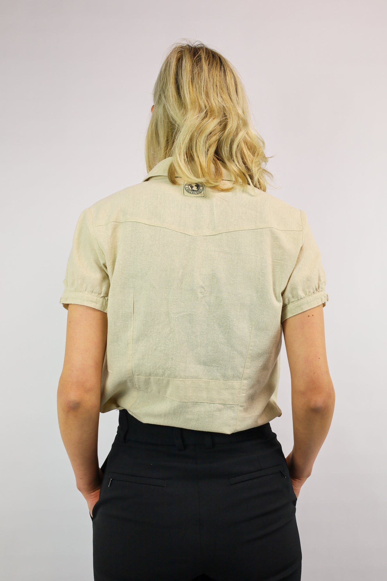 Achterkant van effen beige blouse met stoere en vrouwelijke uitstraling