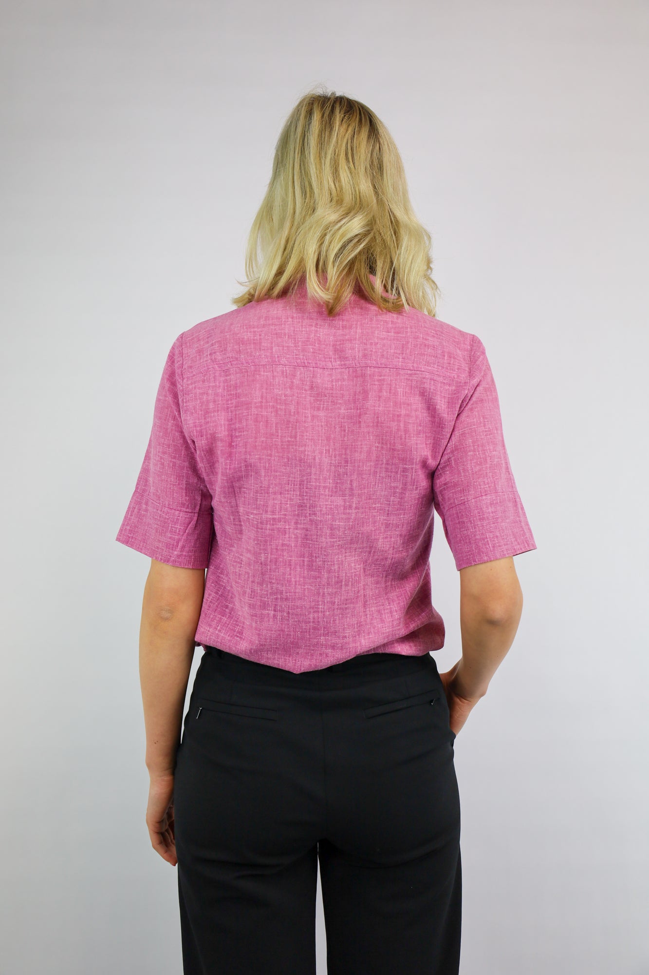 Detail van roze vintage blouse met melange stof en korte mouw, duurzaam en uniek