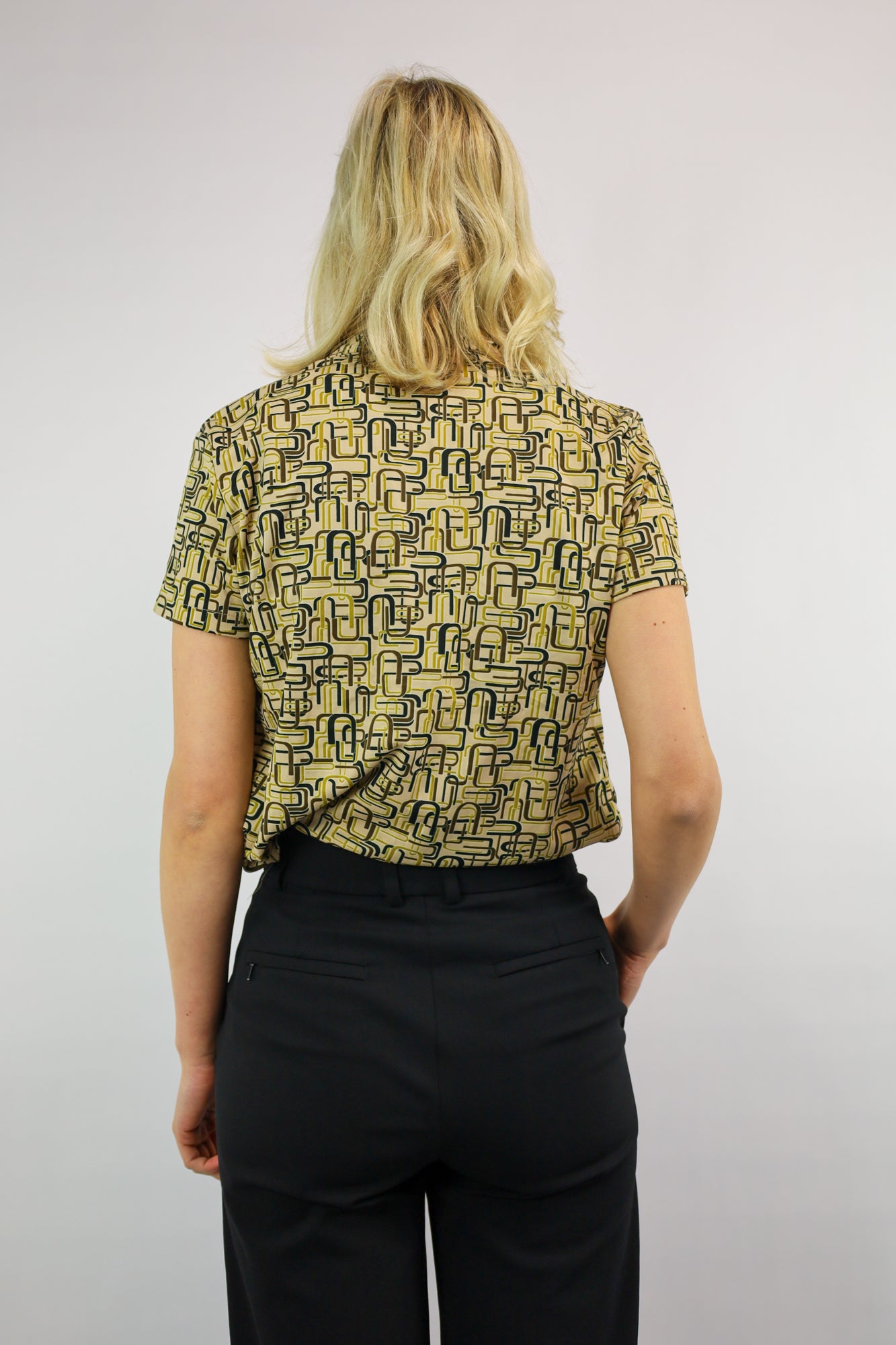 Achterkant van aansluitende vintage blouse in beige met korte mouw