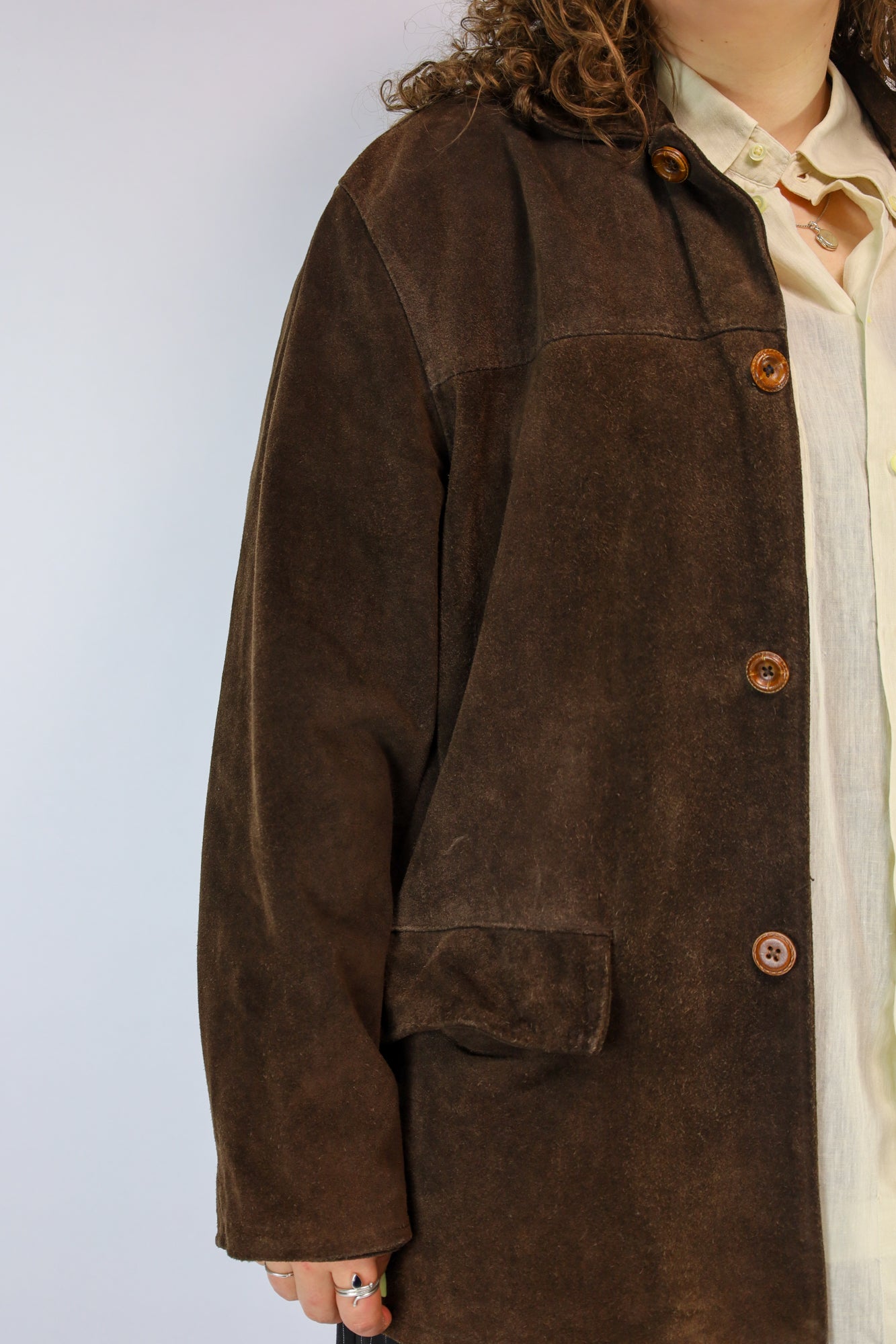 Detail van suède vintage jack in warm bruin met heuplengte