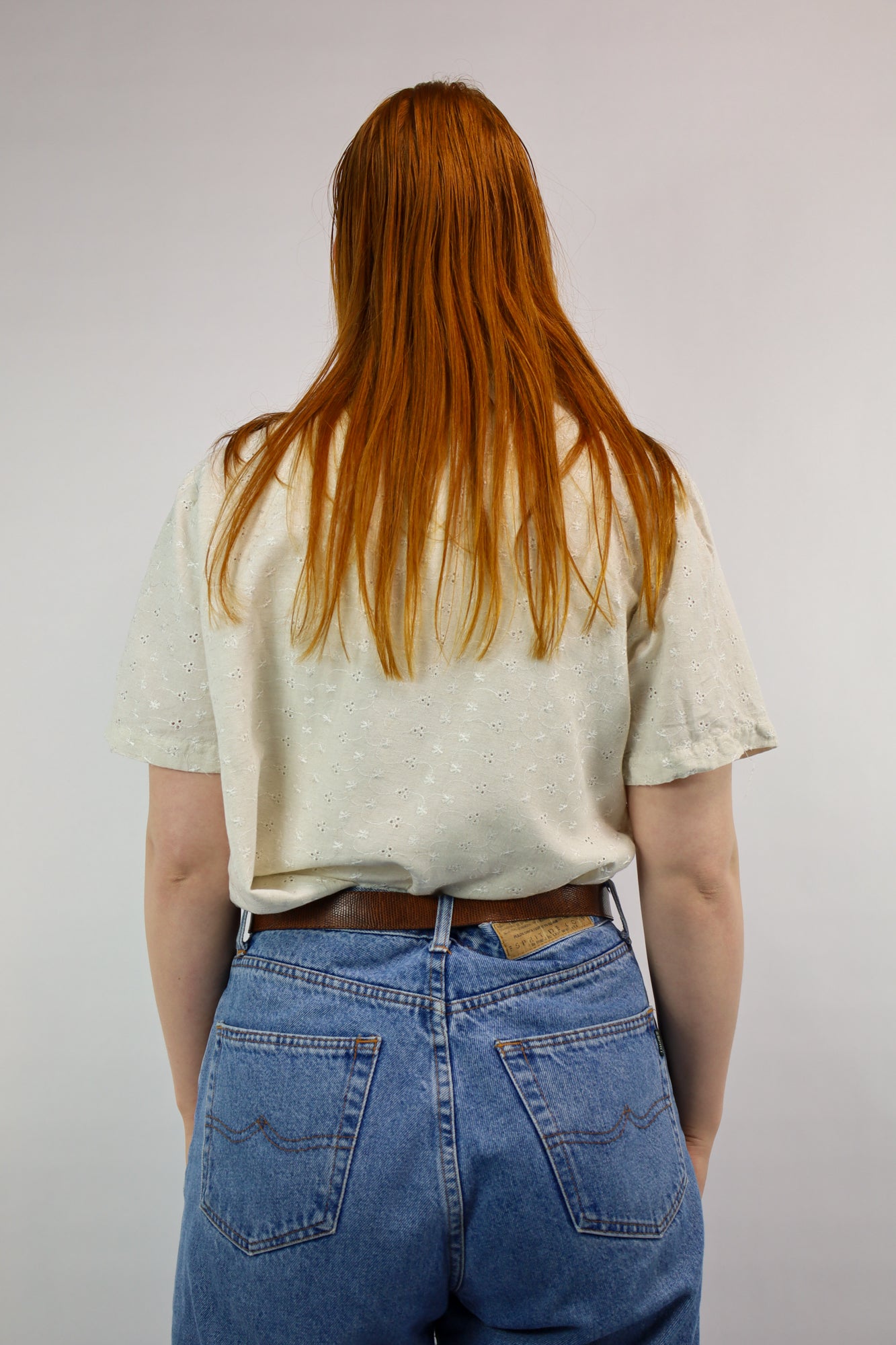 Achterkant van zomerse blouse met korte mouwen en speels kraagje