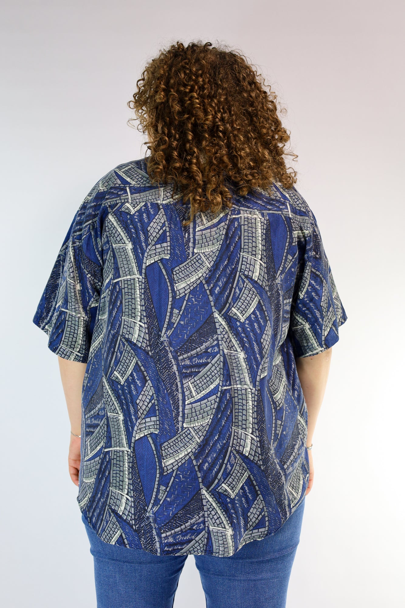 Achterkant van oversized herenblouse, gedragen als unisex vintage item