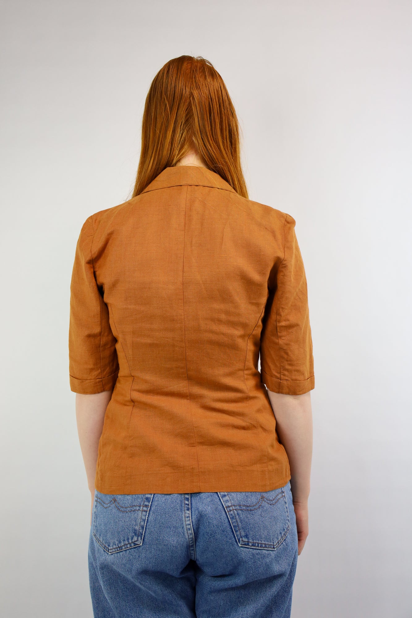 Achterkant van vintage top met korte mouwen en mooie pasvorm