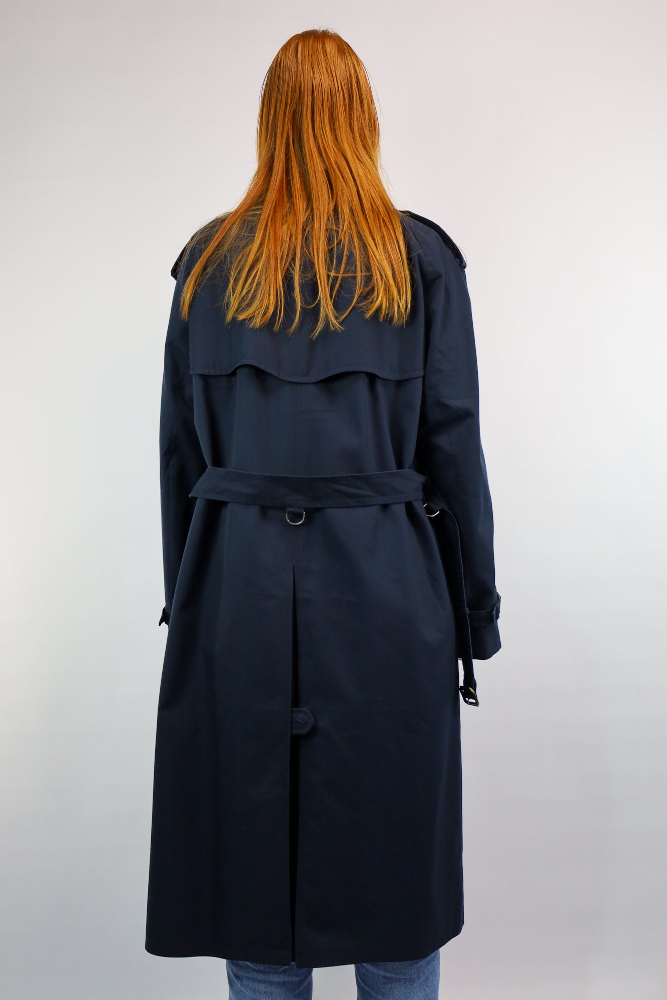 Donkerblauwe vintage trenchcoat met ceintuur en steekzakken, authentiek item