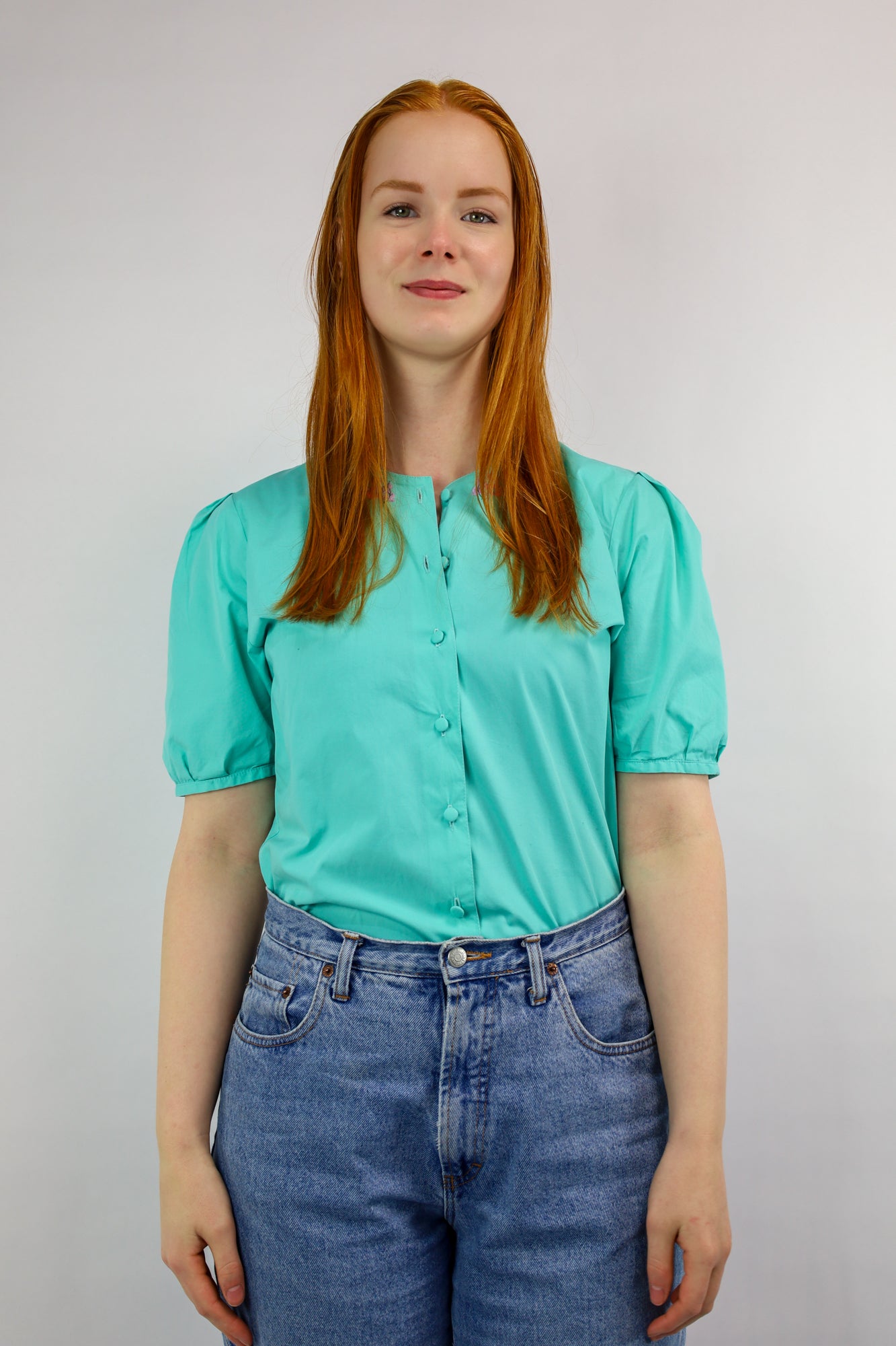 Voorkant van turquoise katoenen vintage blouse met borduursel en stofknopen