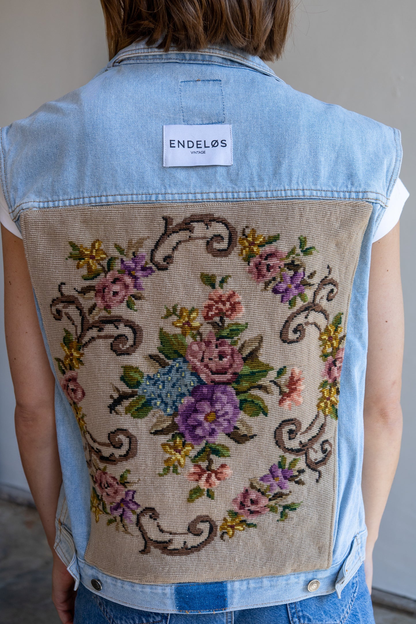 Remade gilet met borduurwerk - Bloemen -L/XL