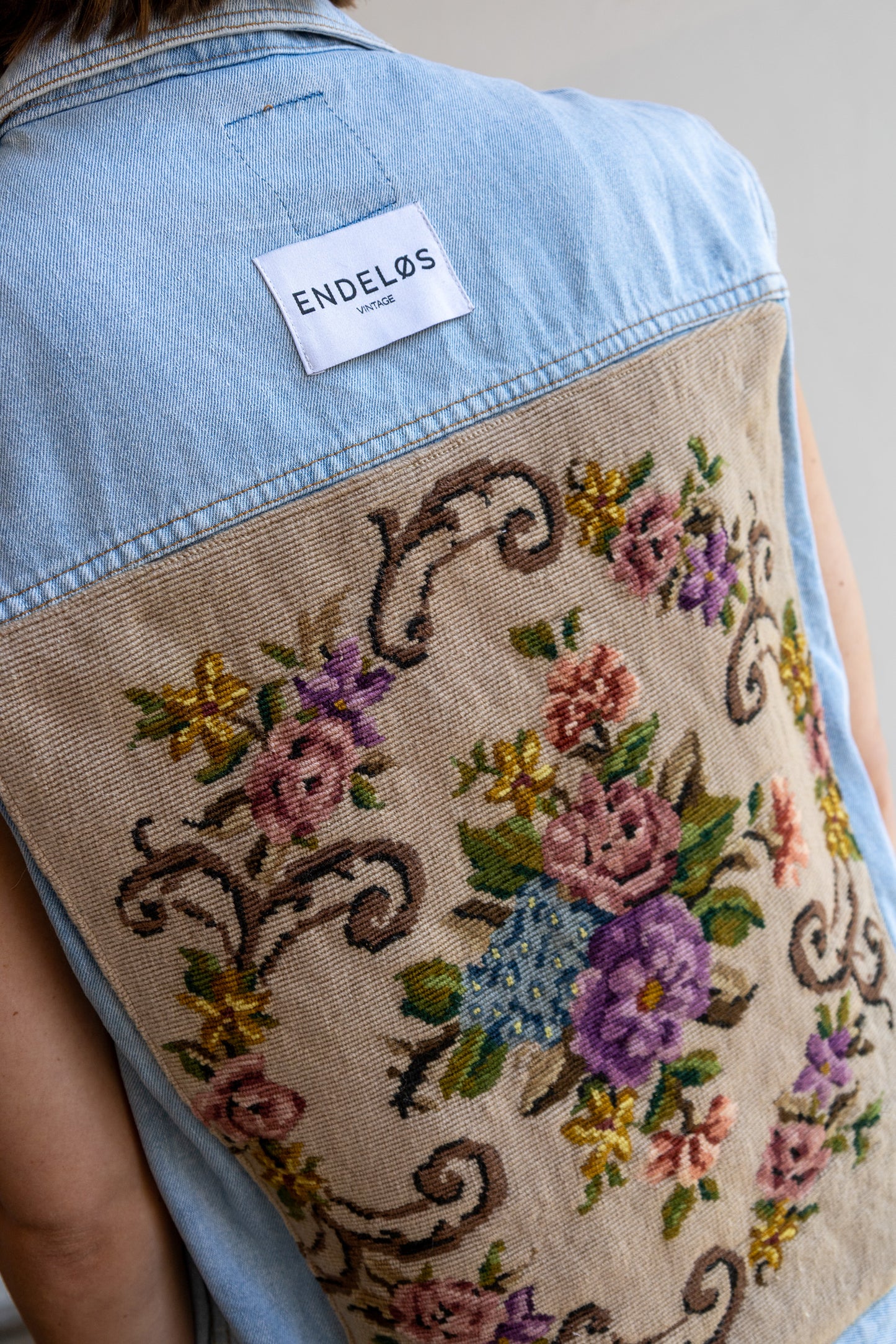Remade gilet met borduurwerk - Bloemen -L/XL