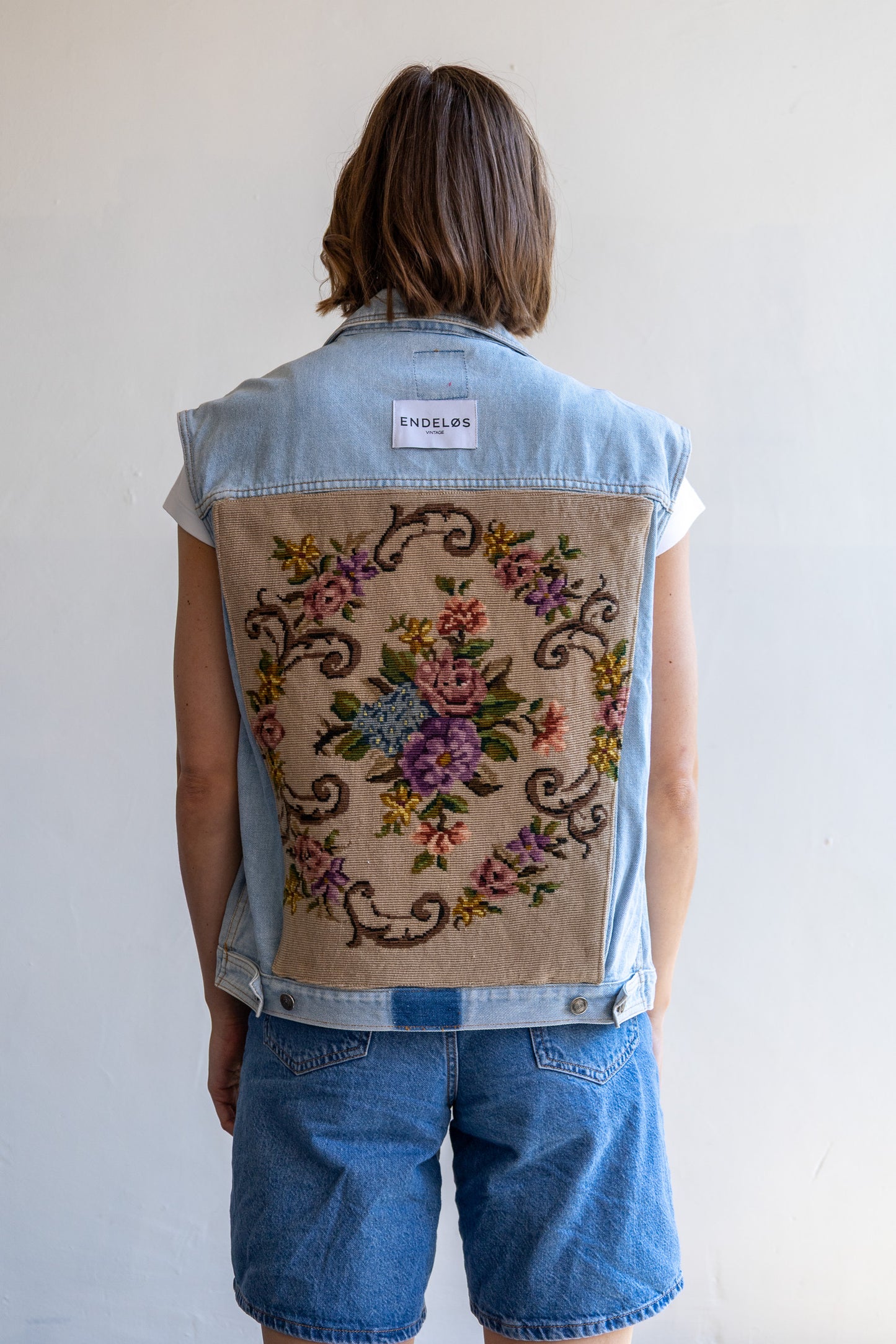 Remade gilet met borduurwerk - Bloemen -L/XL