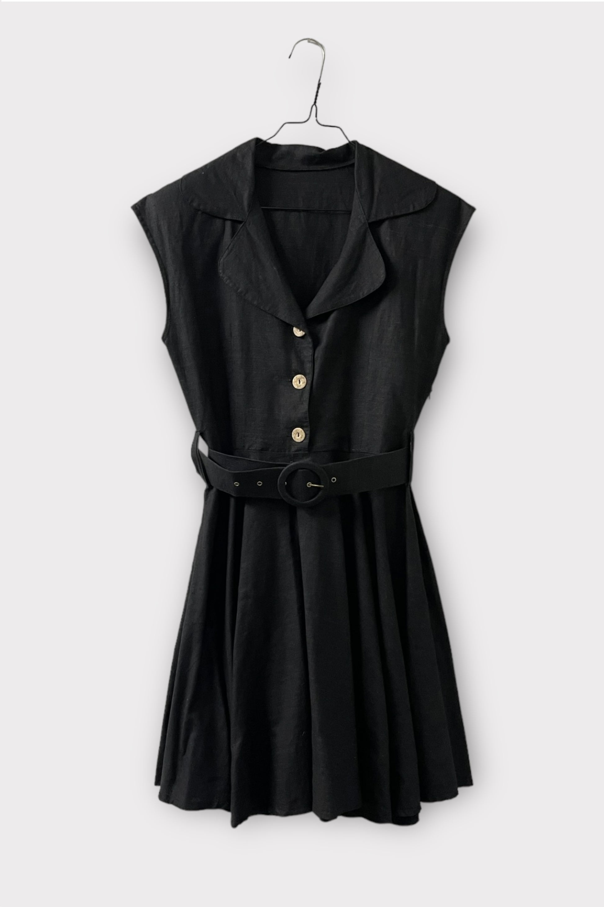 zwarte vintage jurk met aansluitende body en cirkel rok.