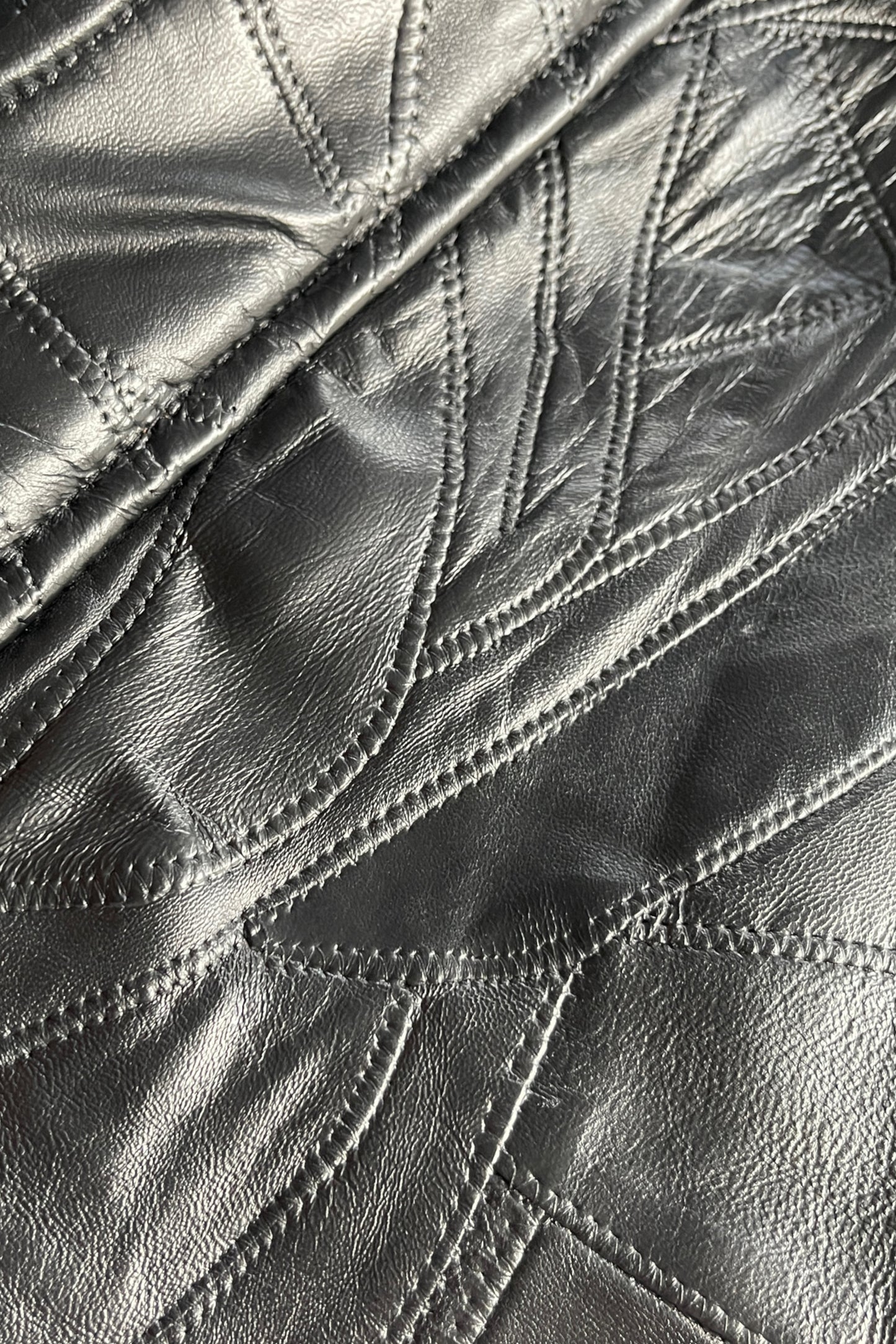 detailshot van patchwork in leren vintage jas - old skool - retro