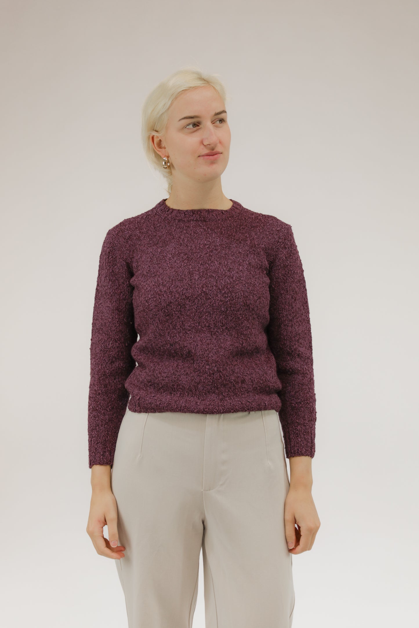 Vooraanzicht van model met paars gemêleerde fijngebreide vintage trui.