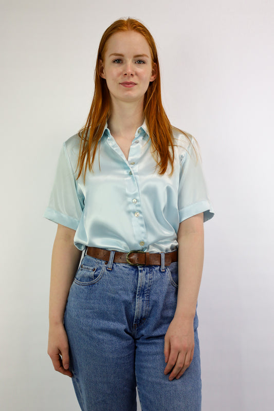 Voorkant van een satijnachtige vintage blouse met schelpen knoopjes.