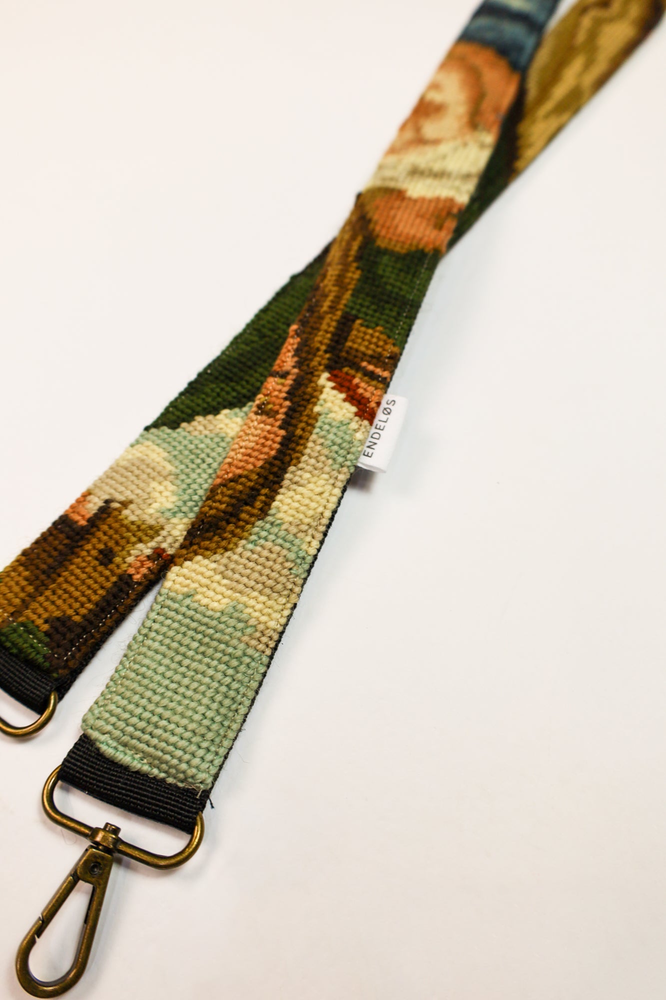 Unieke strap met een kunstzinnige weergave van Maria, ideaal voor het toevoegen van een persoonlijke charme aan je accessoires.