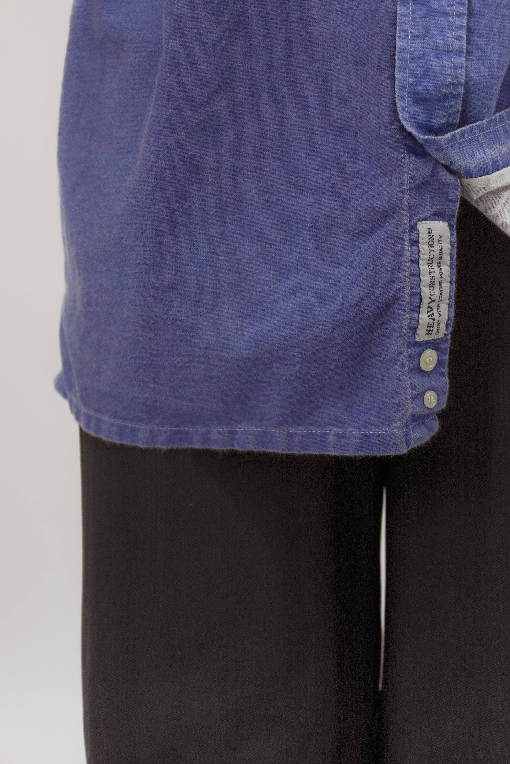 Close-up van model met vintage katoenen blouse – detail van stof met denimlook en lichte wassing.