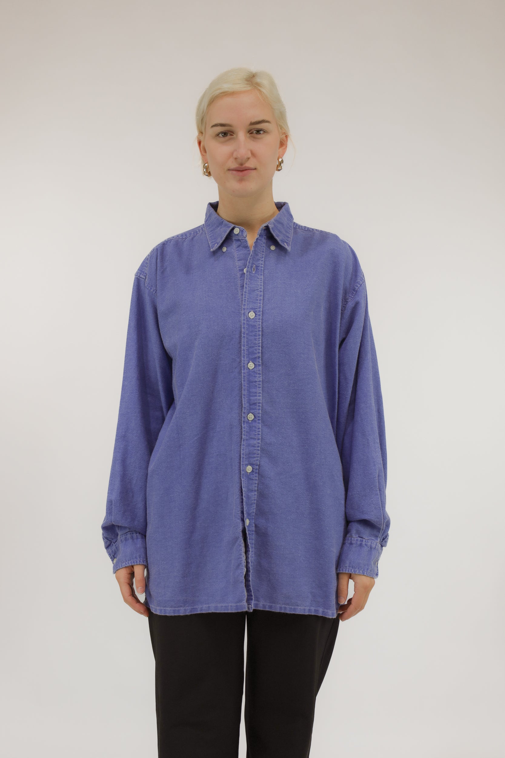 Model draagt vintage oversized katoenen blouse met denim verwassen effect – vooraanzicht.