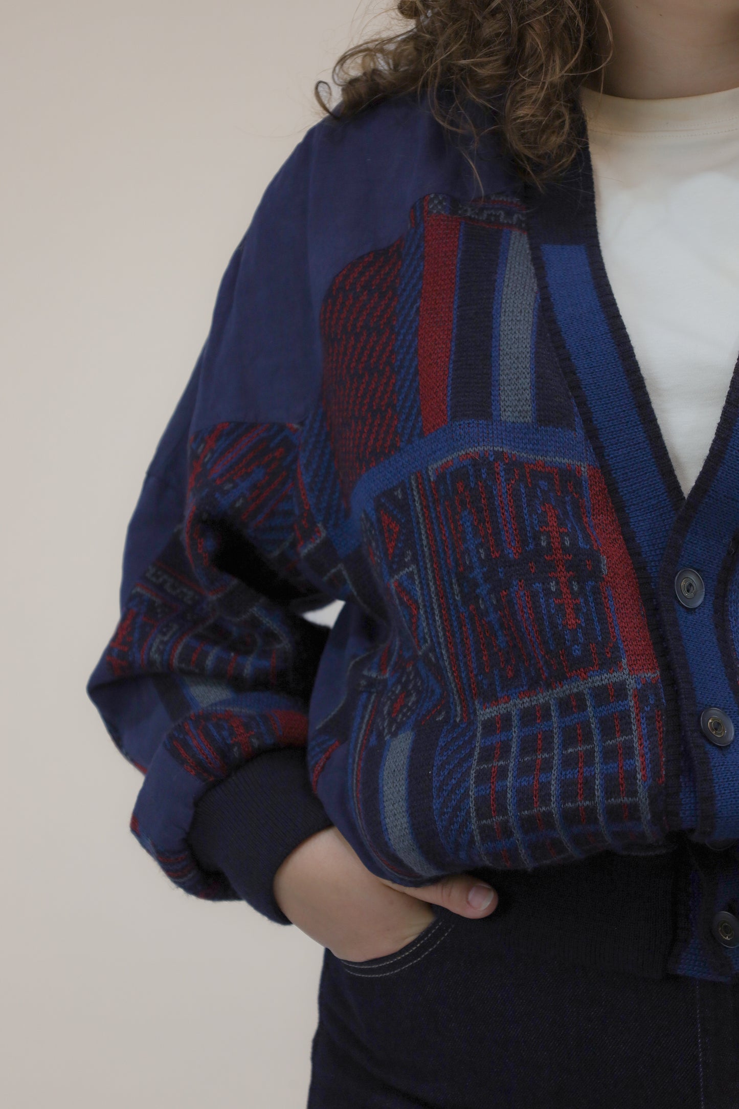 Detailopname van textuur, voering en kleurnuances van het linnen-zijden bomberjack.