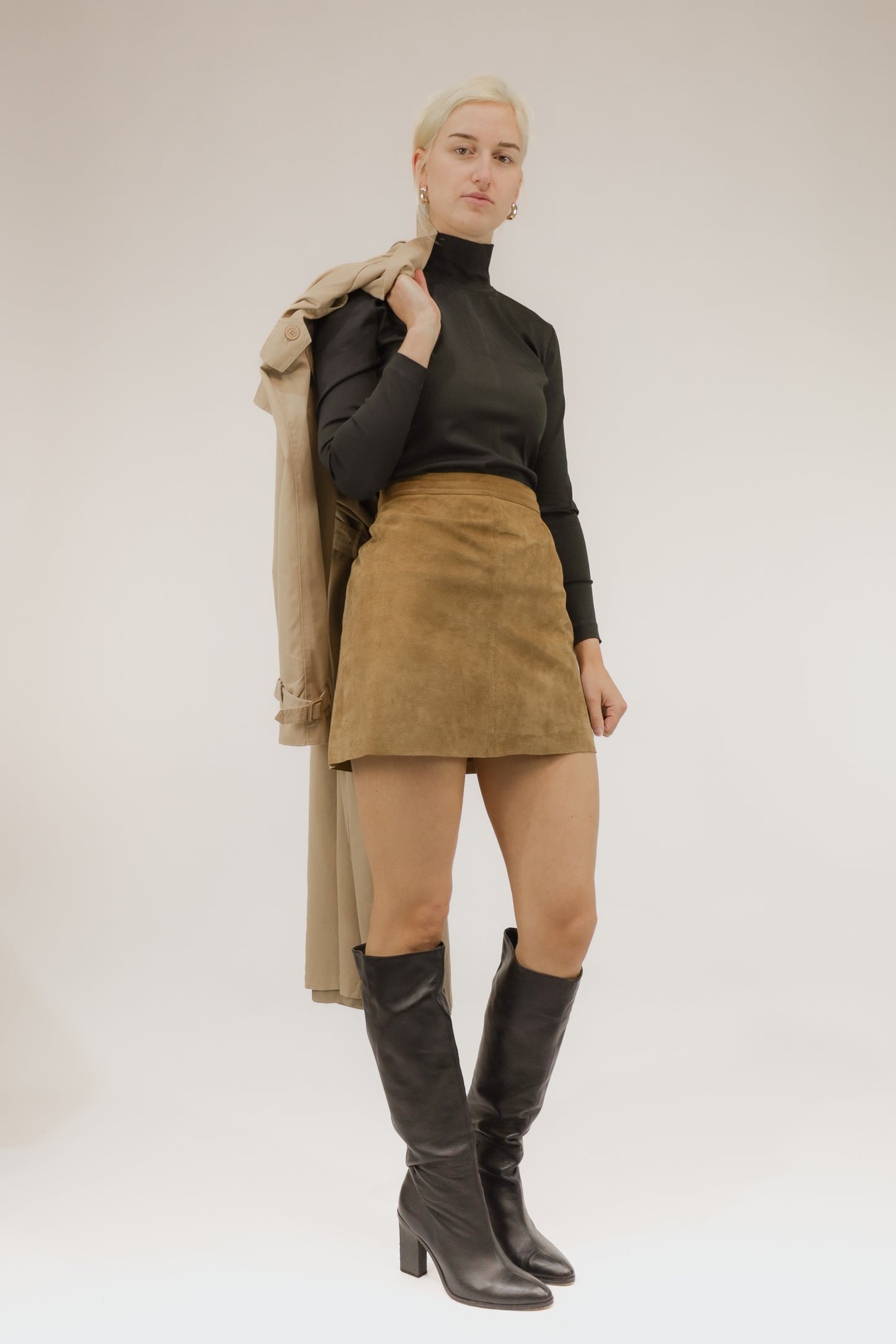 Model draagt vintage suède rok met soepele pasvorm – vooraanzicht.