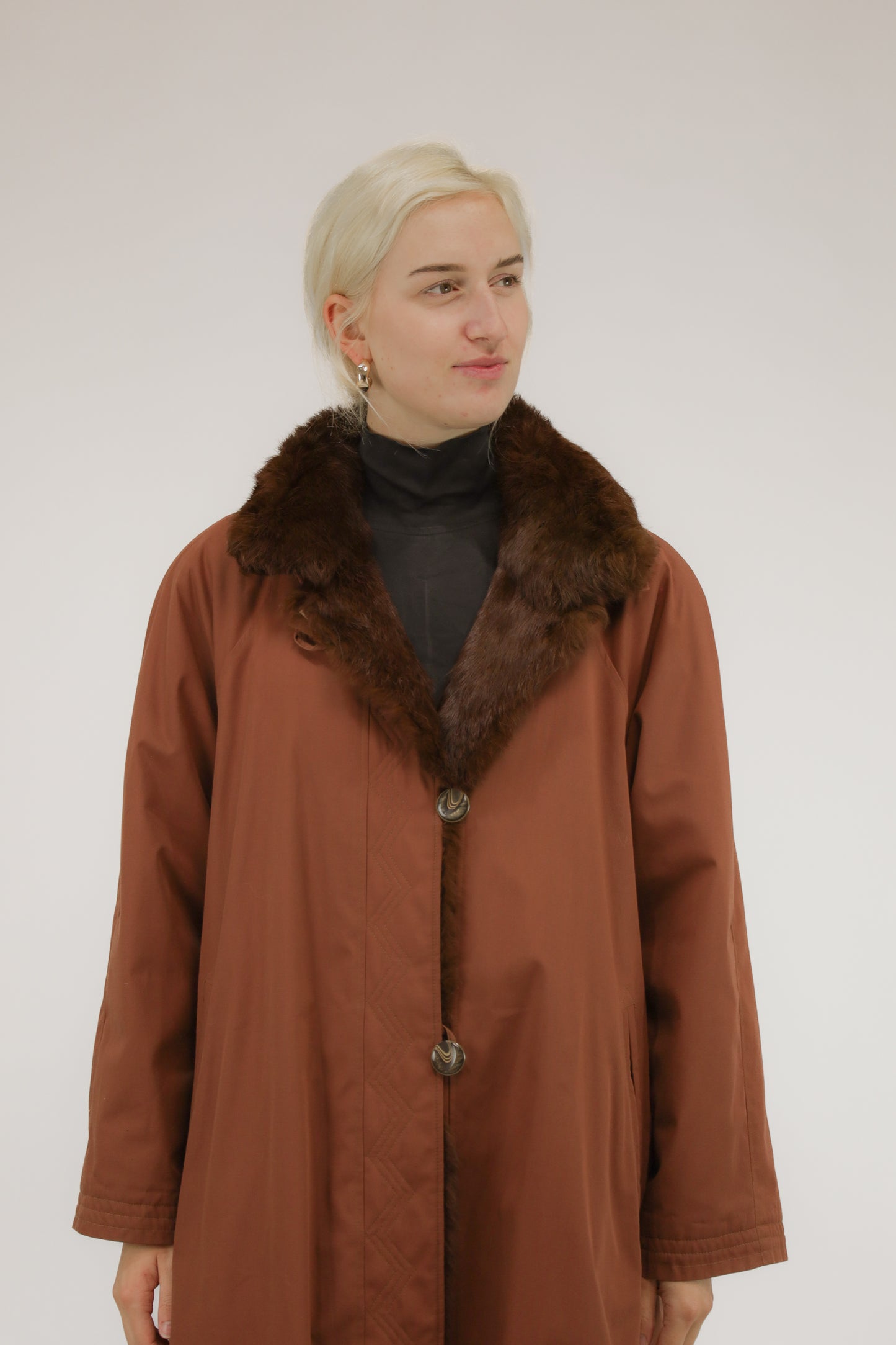 Model draagt vintage roestkleurige regenjas van Macri Raincoats & Jackets met uitneembare bontvoering – vooraanzicht.