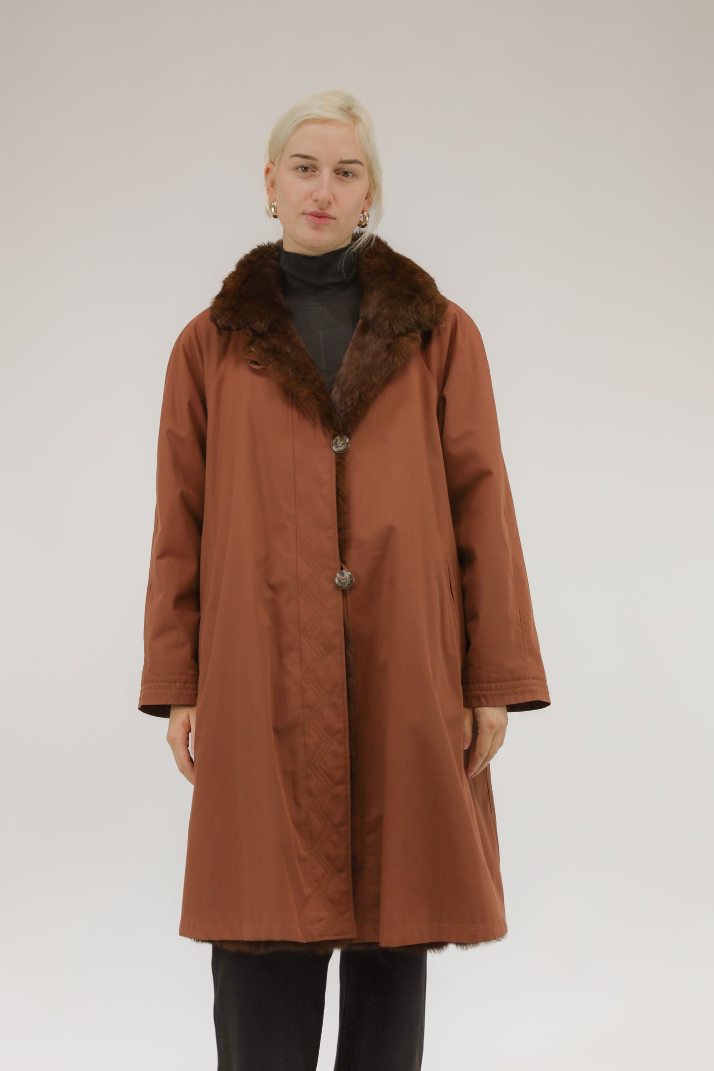 Model draagt vintage roestkleurige regenjas van Macri Raincoats & Jackets met uitneembare bontvoering – vooraanzicht.