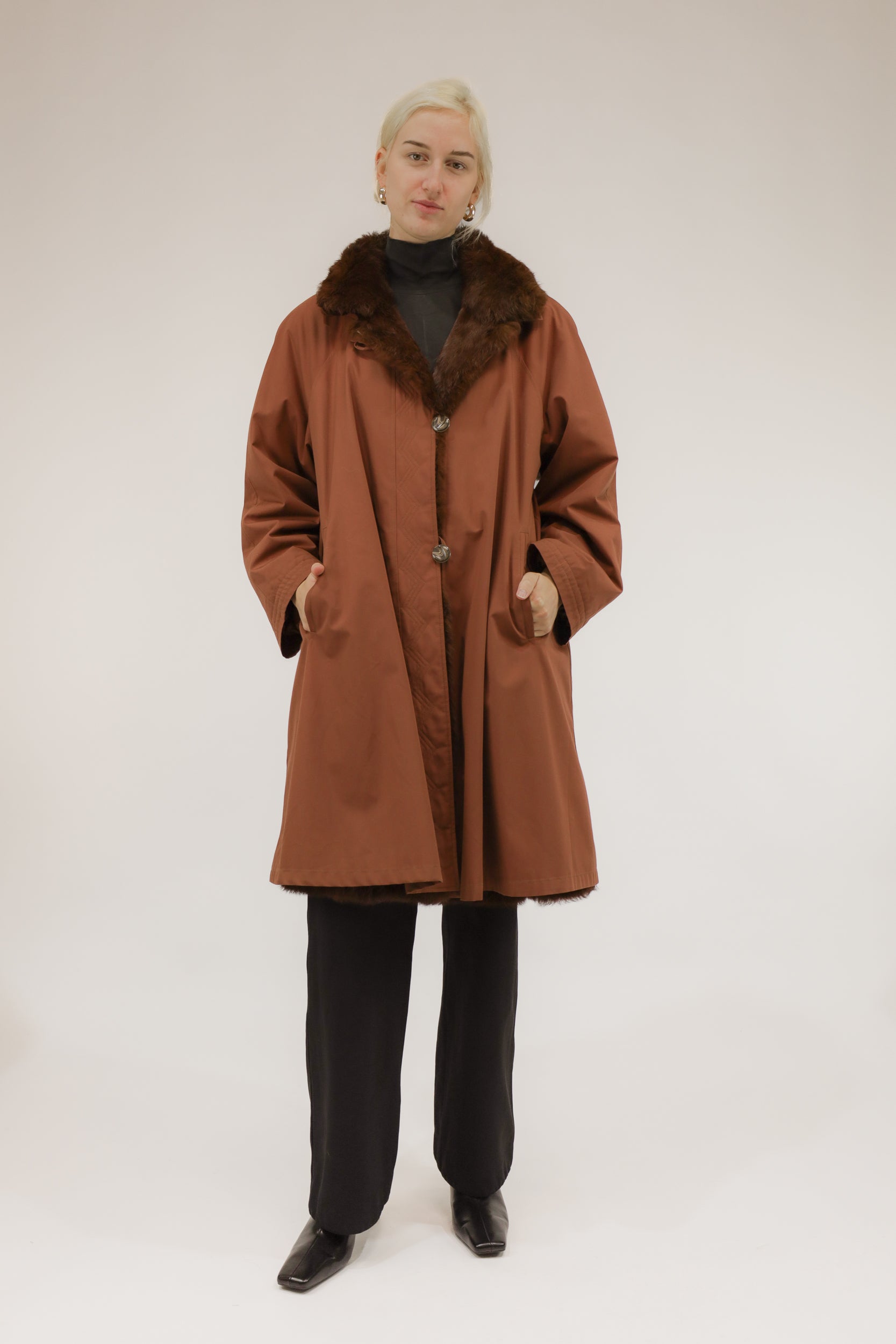 Model draagt vintage roestkleurige regenjas van Macri Raincoats & Jackets met uitneembare bontvoering – vooraanzicht.