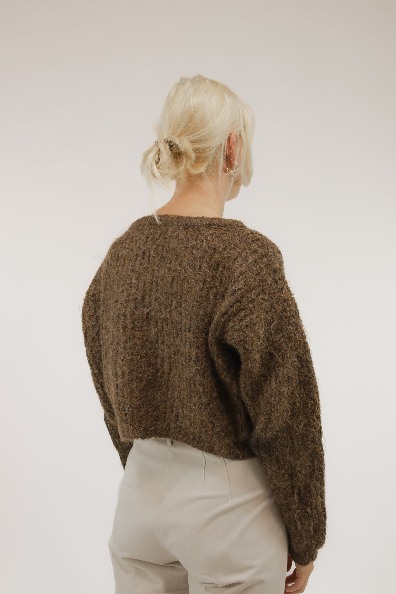 Achteraanzicht van model met kort grijs vintage vest van mohairmix.