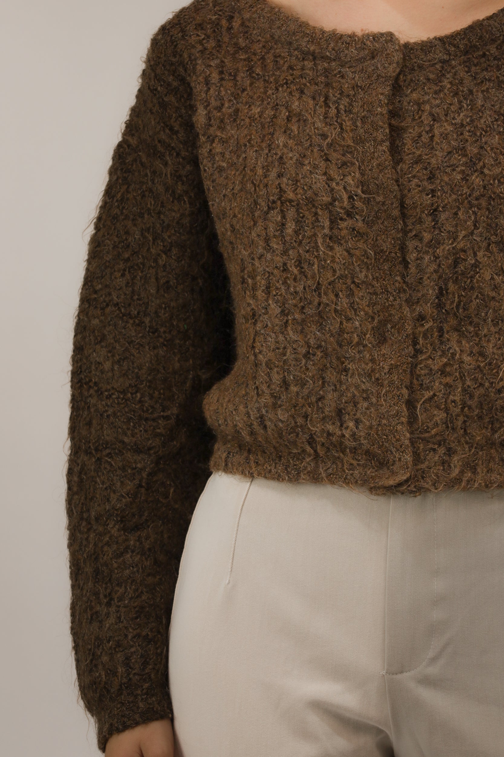 Detailopname van harige mohairstructuur en subtiele glans van het vest.