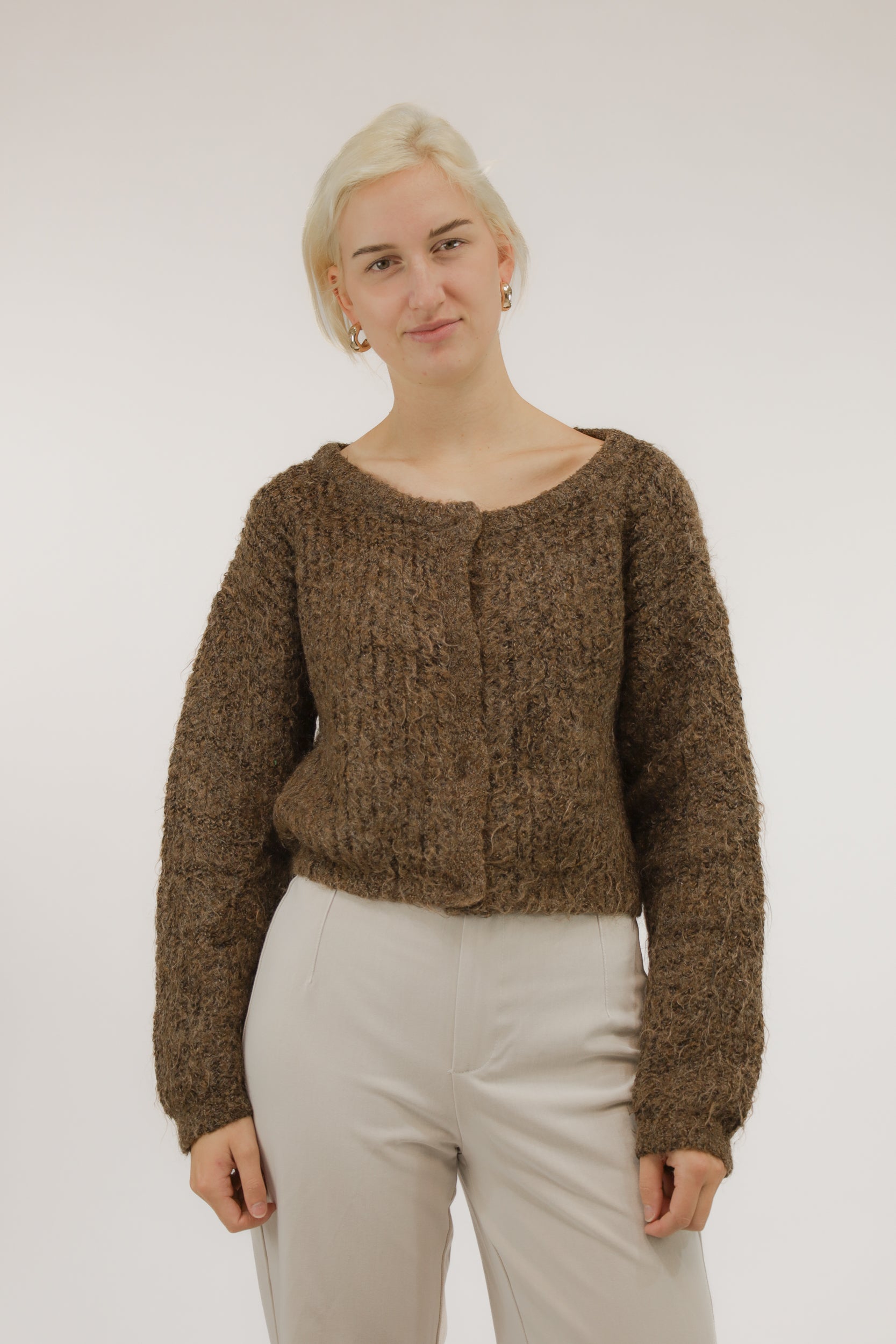 Vooraanzicht van model met grijs mohairmix vintage vest met blinde knoopsluiting.