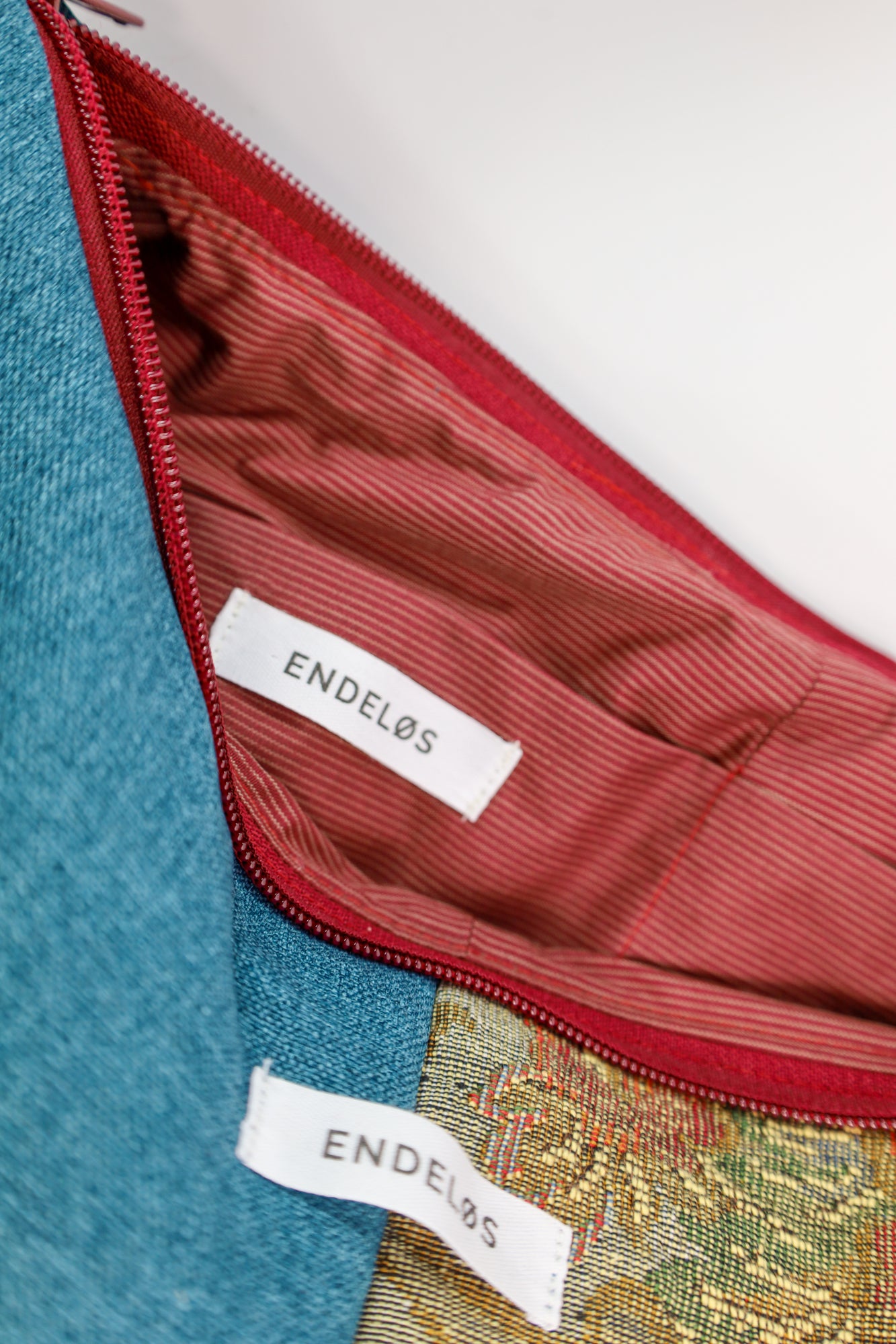 Close-up van de duurzame schoudertas met verstelbare vintage gesp