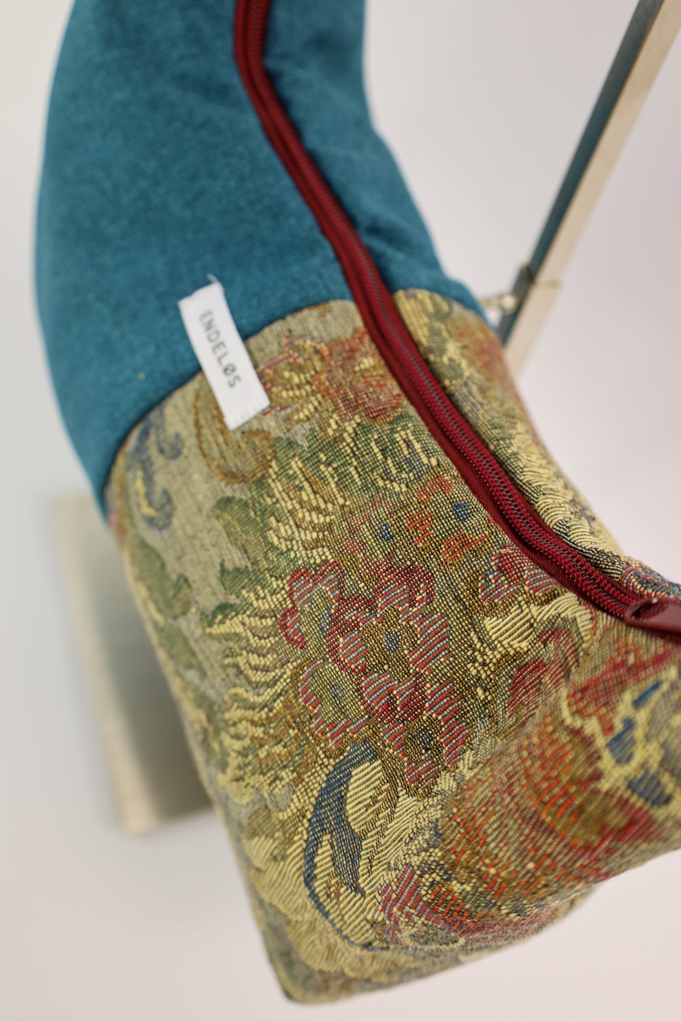 Detail van de unieke stofcombinatie met rijke texturen en kleuren
