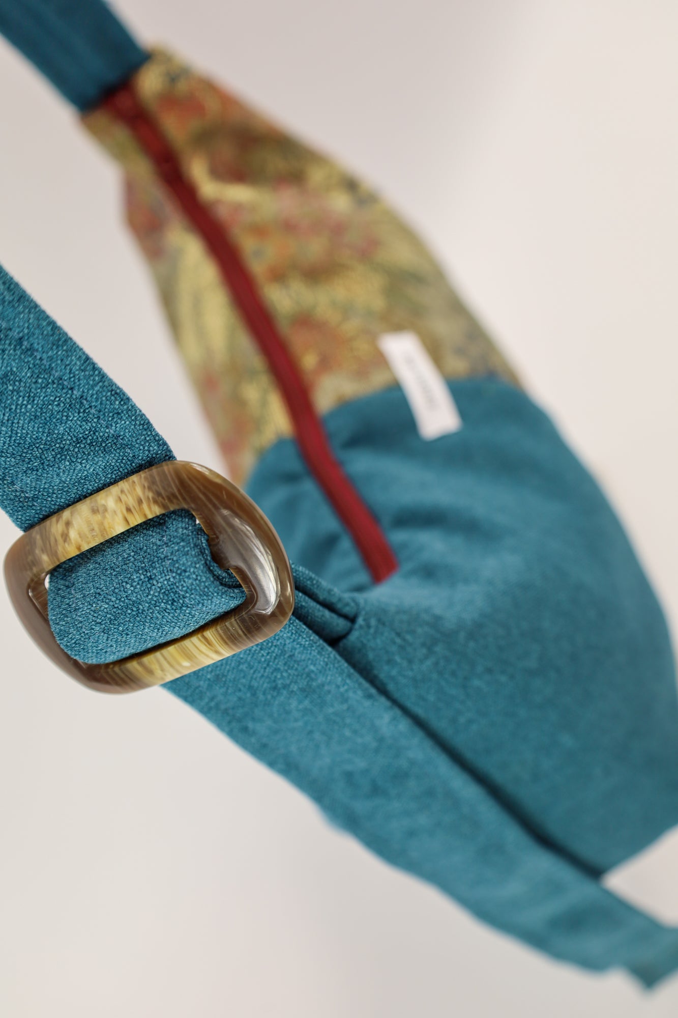 Close-up van de duurzame schoudertas met verstelbare vintage gesp