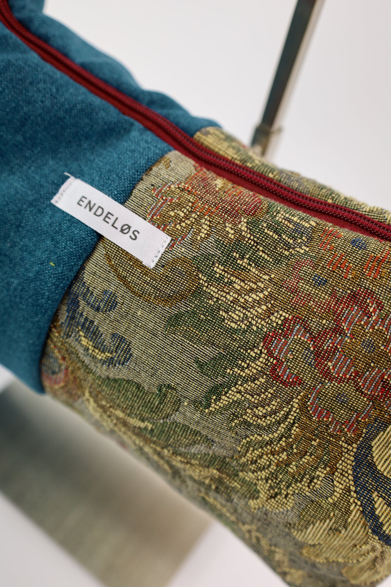 Detail van de unieke stofcombinatie met rijke texturen en kleuren