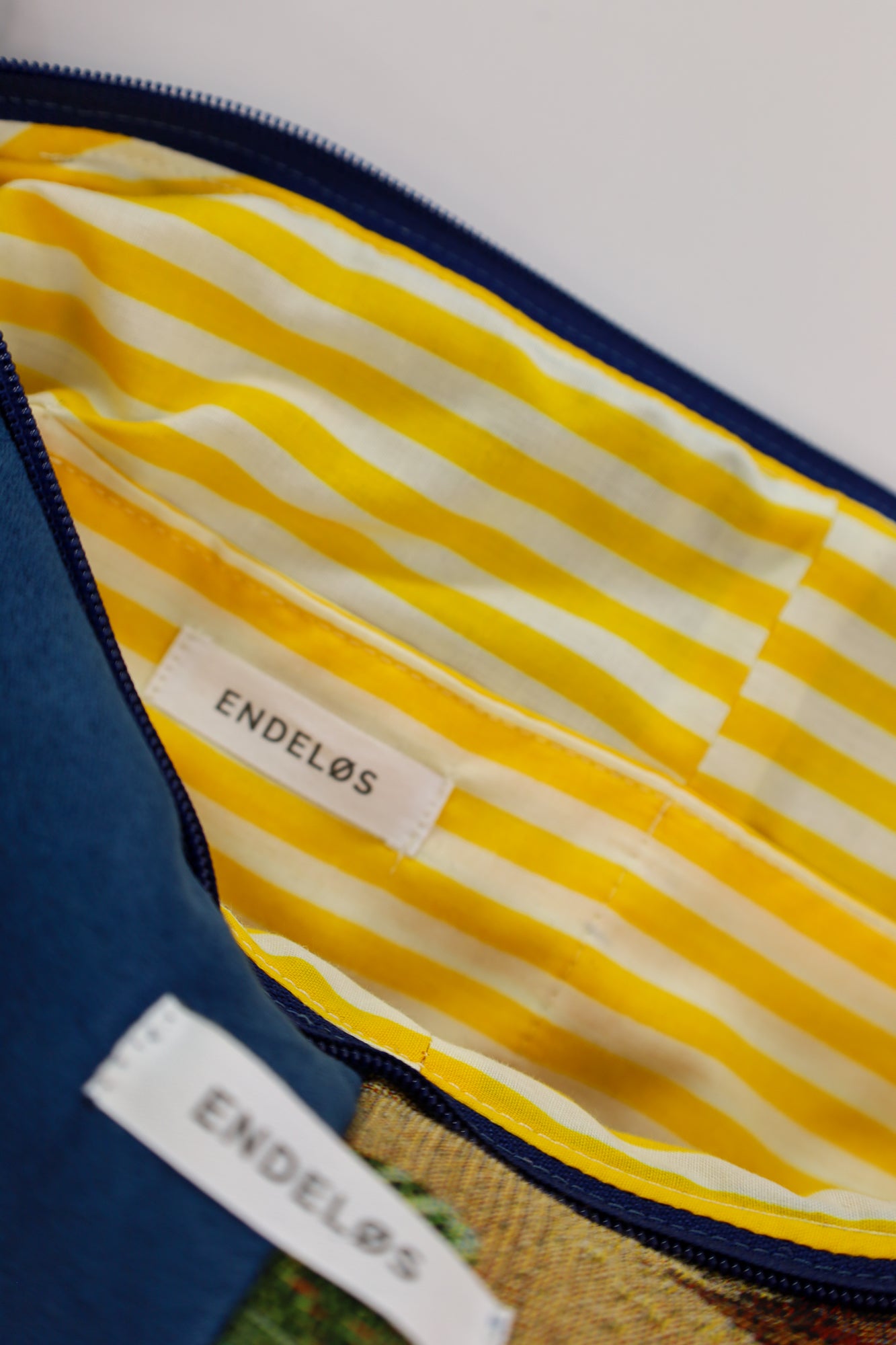 Close-up van de duurzame schoudertas met verstelbare vintage gesp