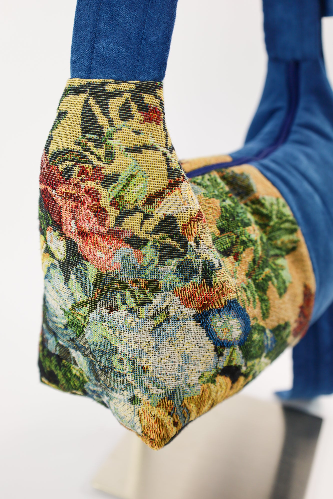 Close-up van de duurzame schoudertas met verstelbare vintage gesp