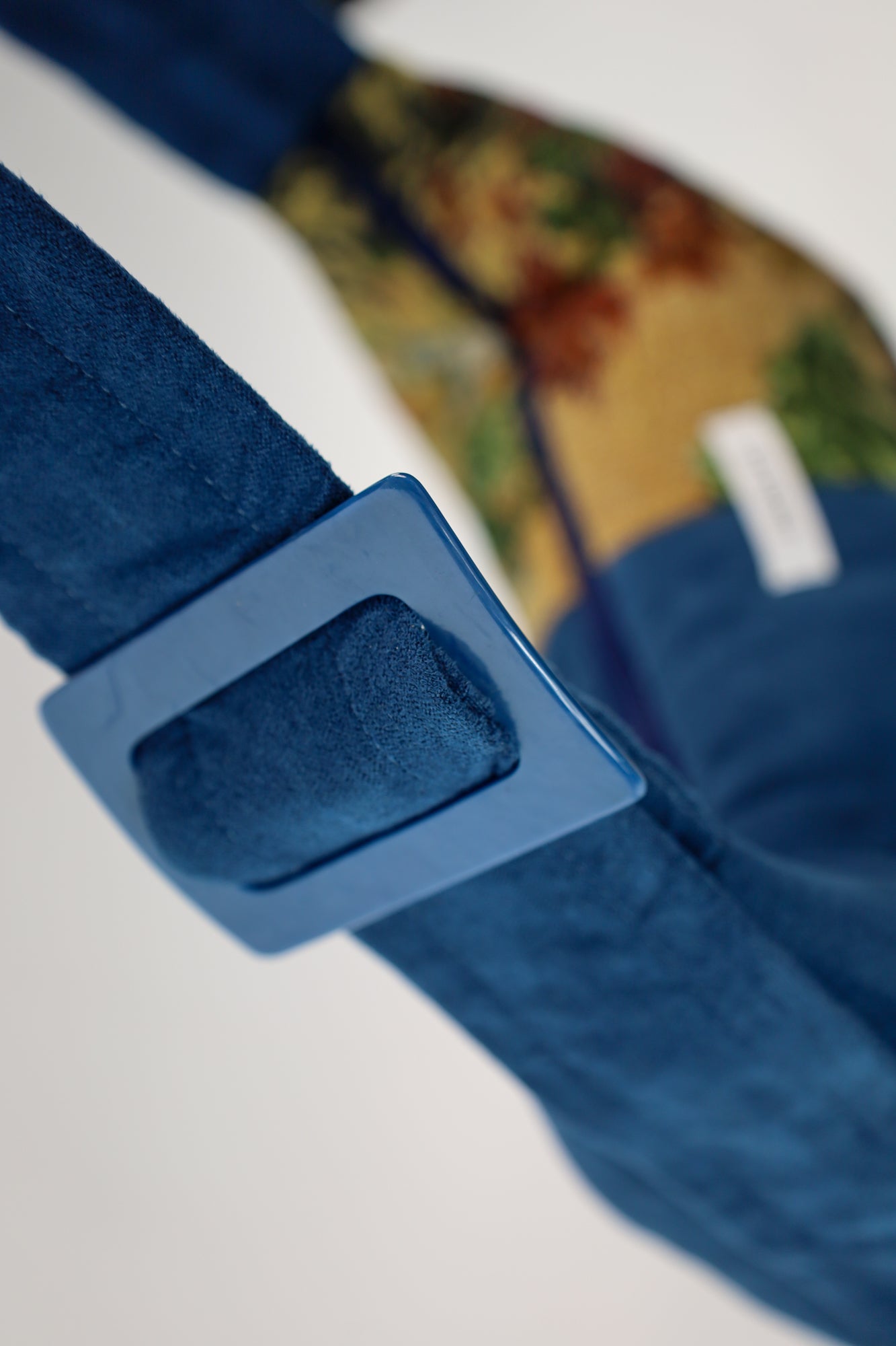 Detail van de unieke stofcombinatie met rijke texturen en kleuren