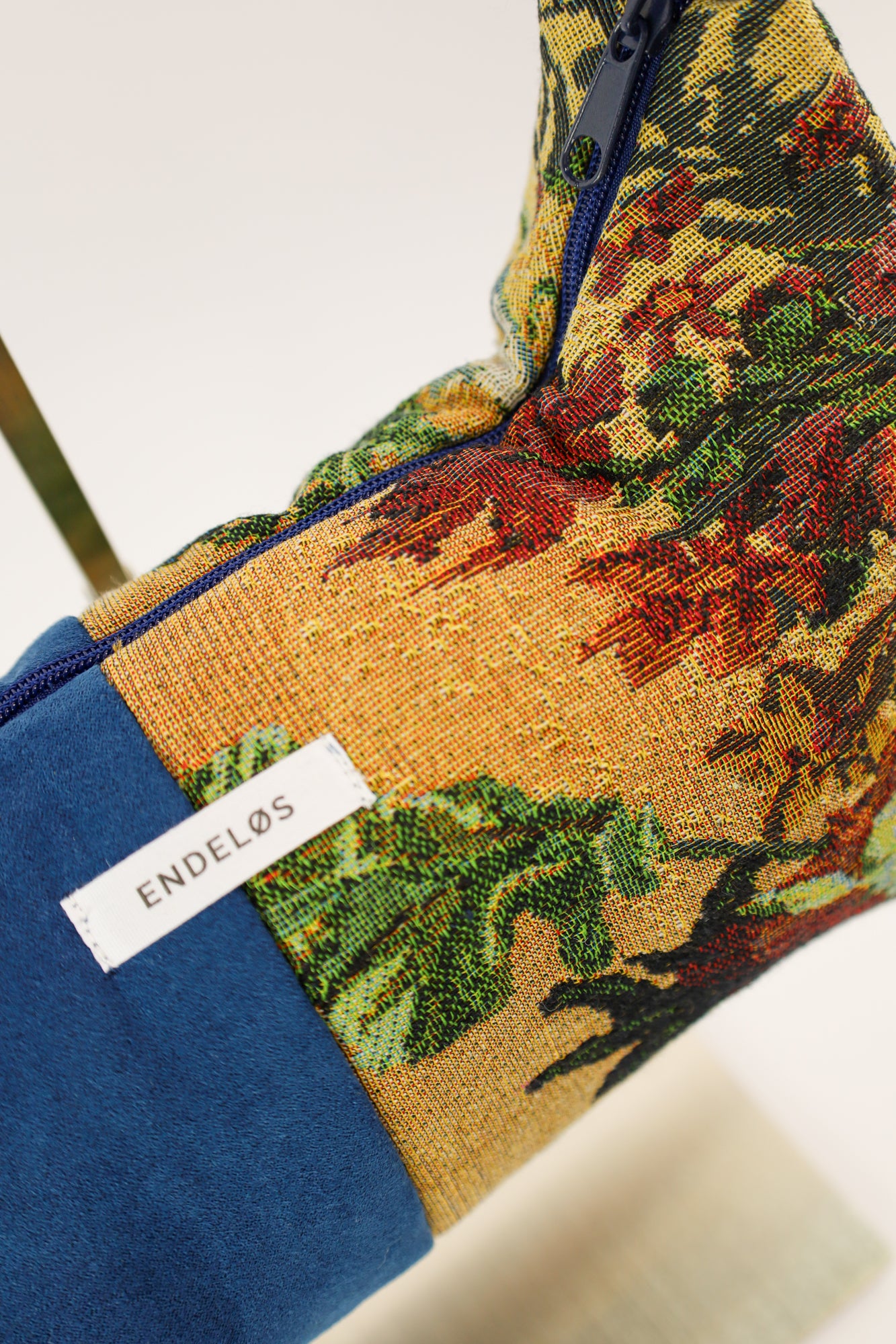 Detail van de unieke stofcombinatie met rijke texturen en kleuren
