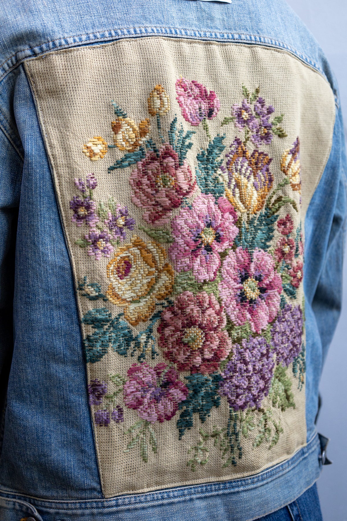 Remade jacket met borduurwerk - bloemen - M