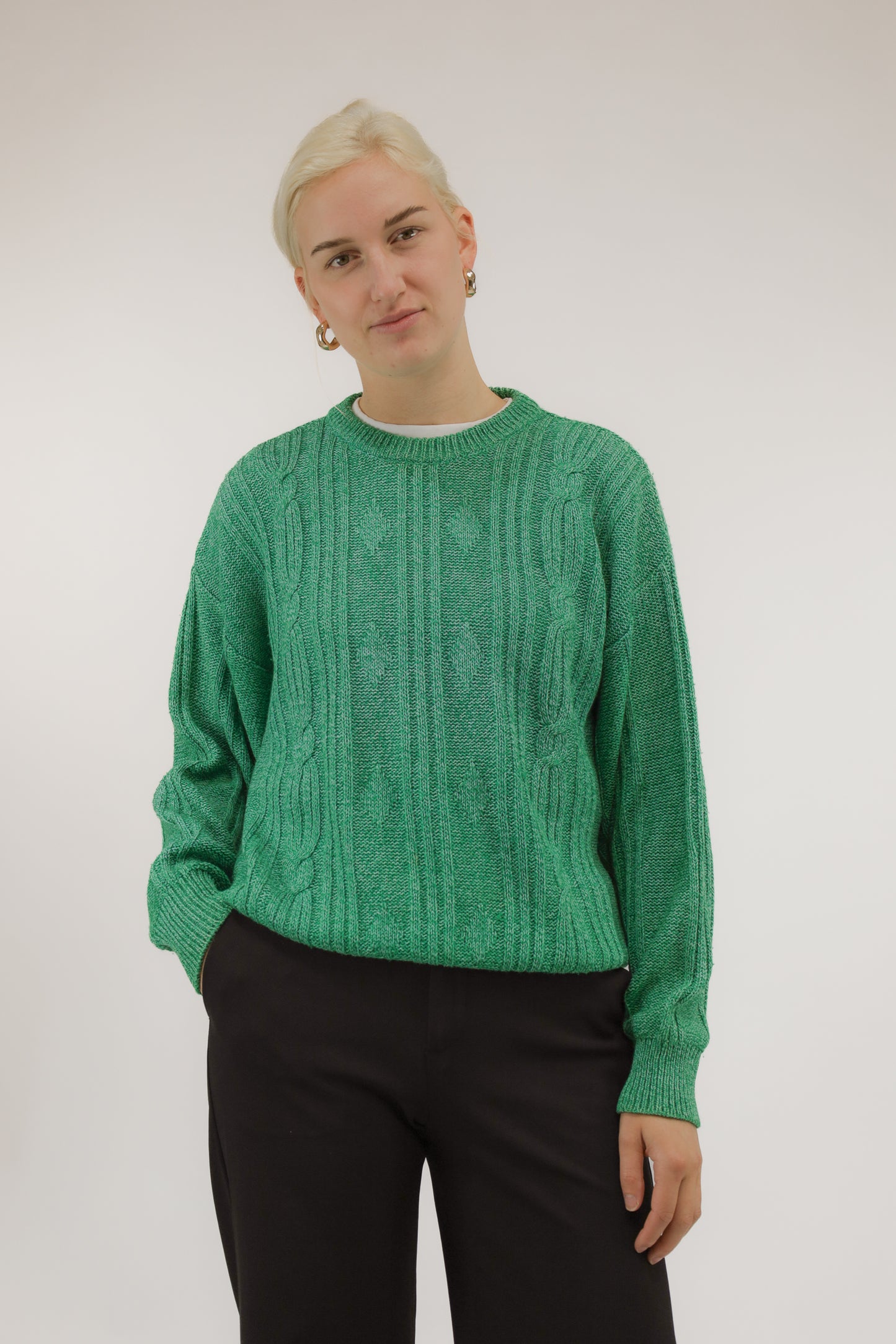 Vooraanzicht van model met groene vintage trui van katoenmix met kettingdessin en ronde hals.