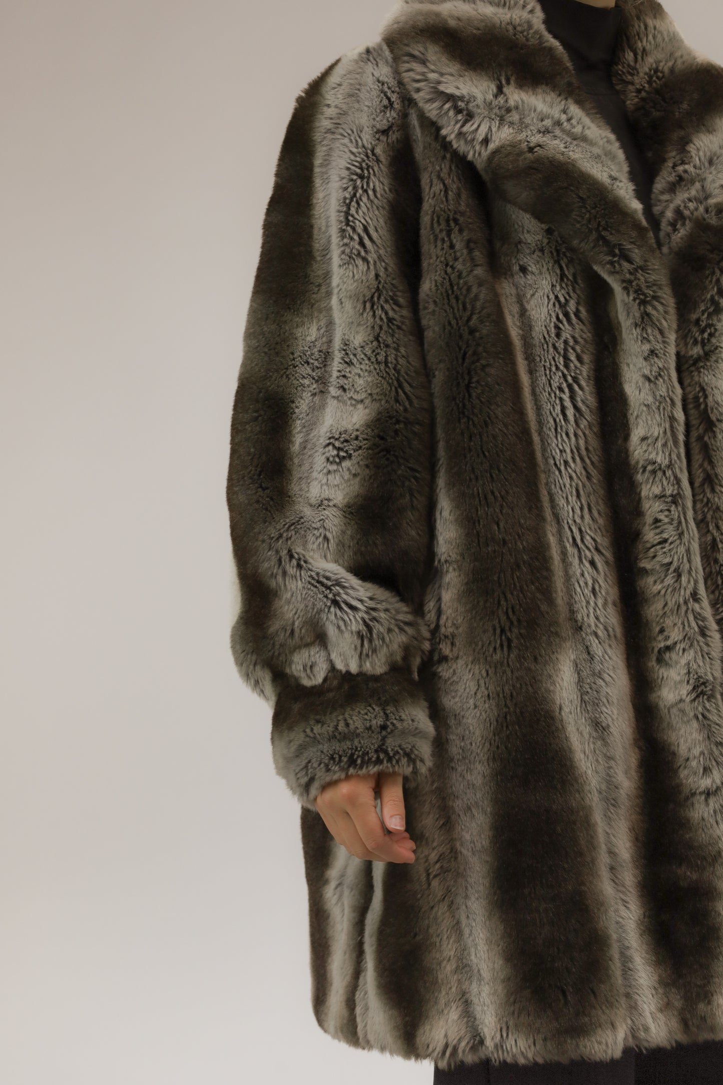 Close-up van model met vintage nepbont jas – detail van zachte faux fur textuur en voering.