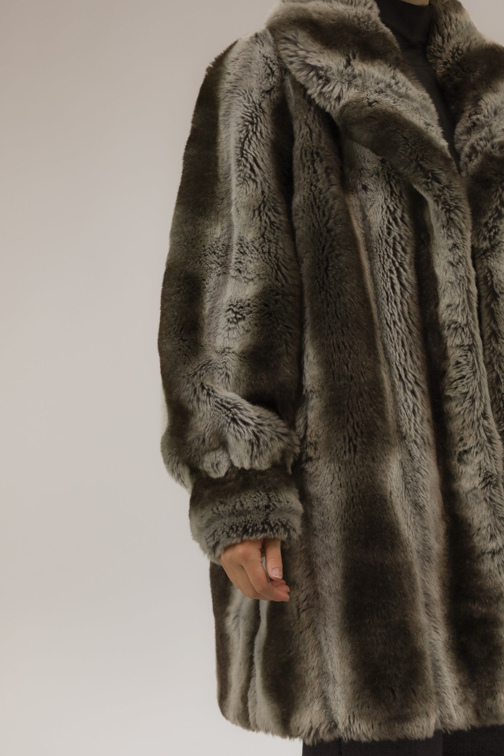 Close-up van model met vintage nepbont jas – detail van zachte faux fur textuur en voering.