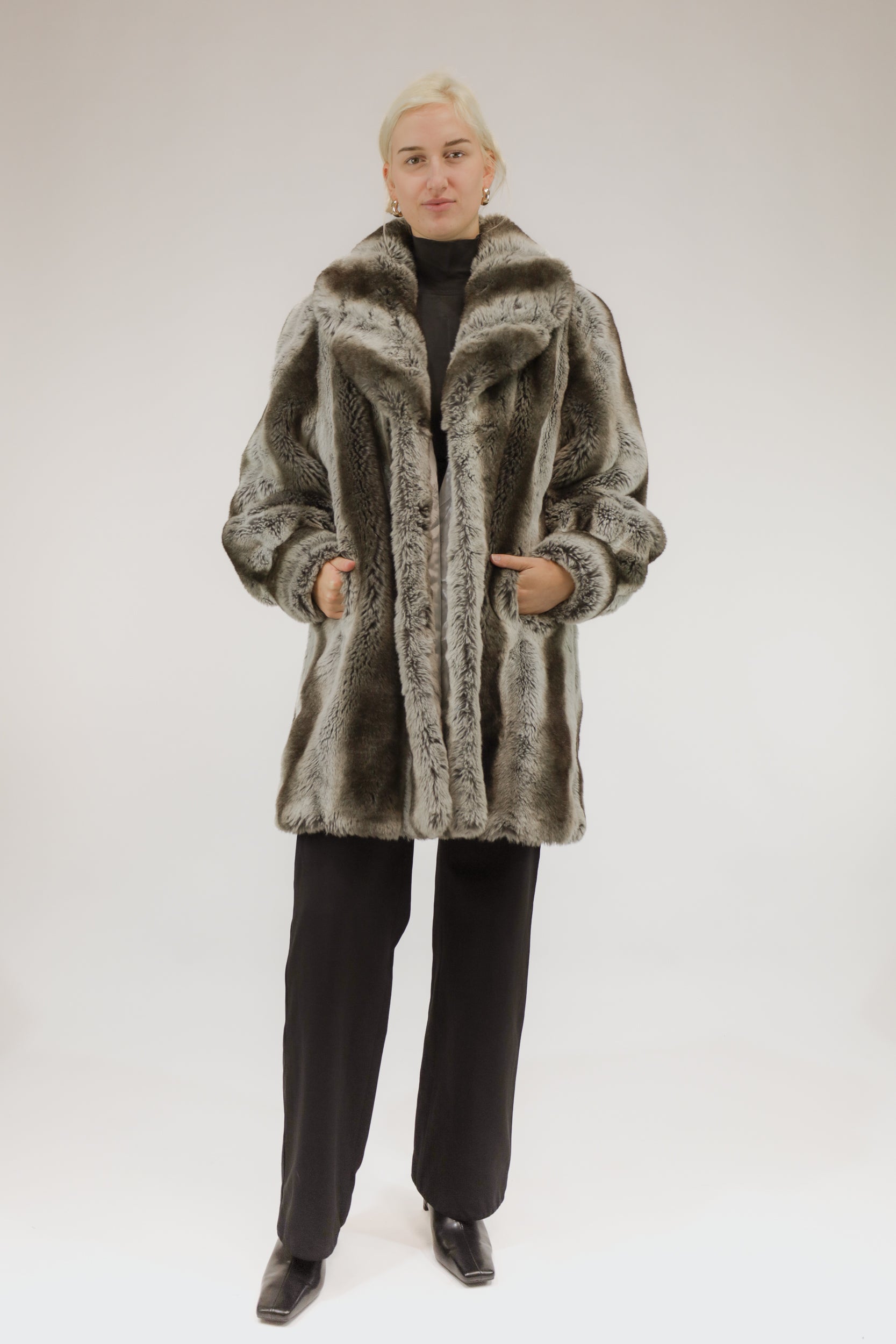 Model draagt vintage faux fur jas in grijs-witte tinten van Leder Fellicce – vooraanzicht.