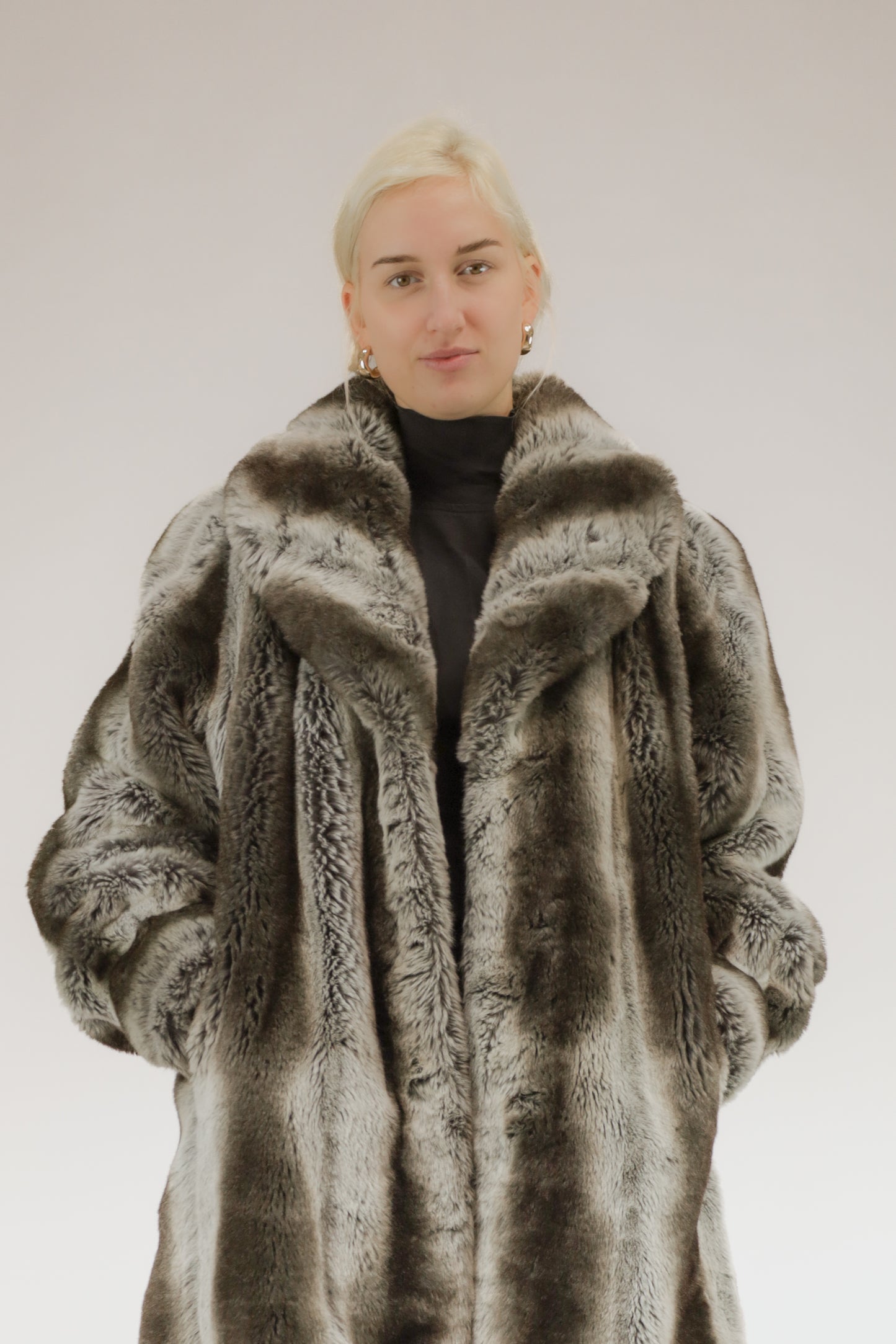 Model draagt vintage faux fur jas in grijs-witte tinten van Leder Fellicce – vooraanzicht.