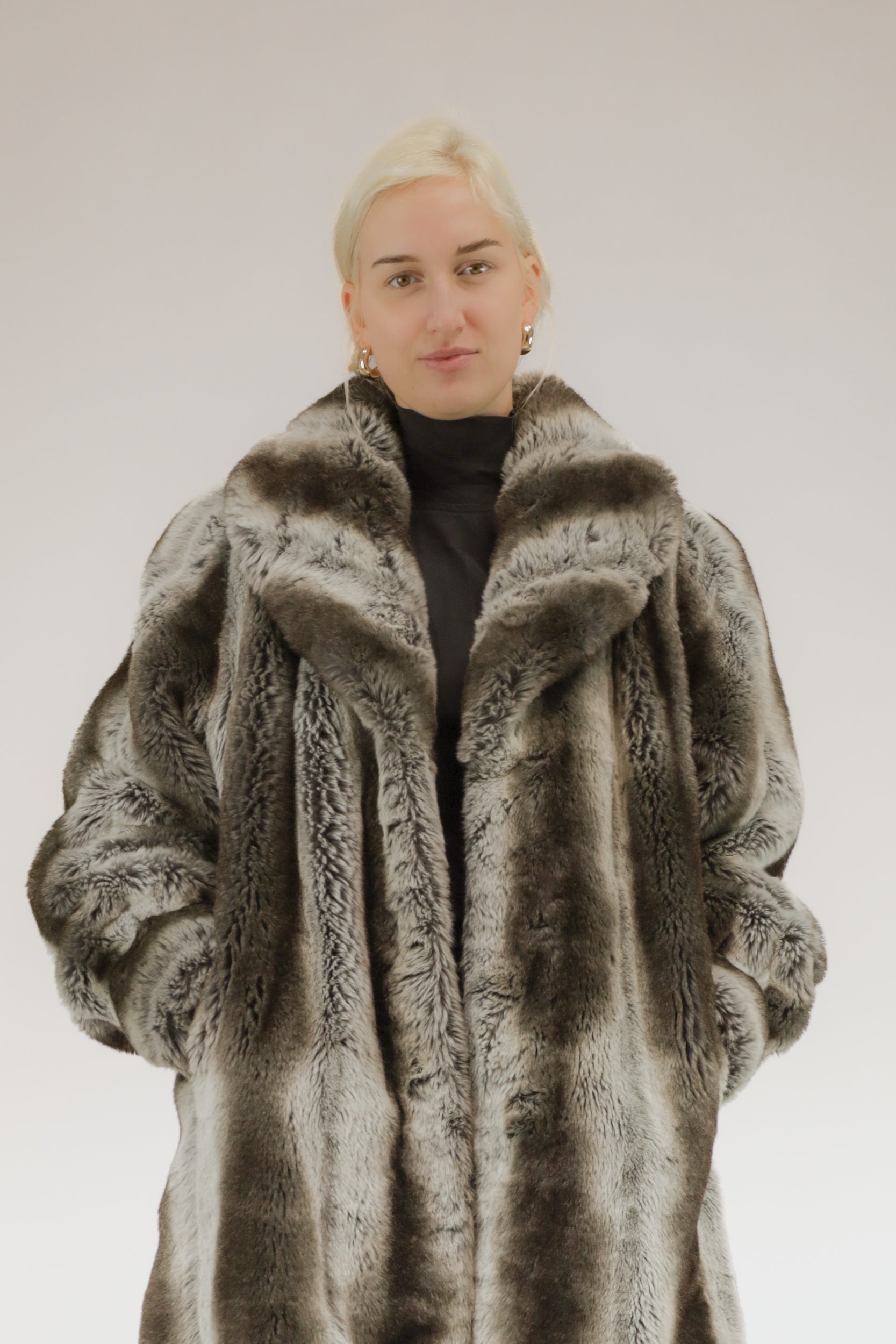 Model draagt vintage faux fur jas in grijs-witte tinten van Leder Fellicce – vooraanzicht.