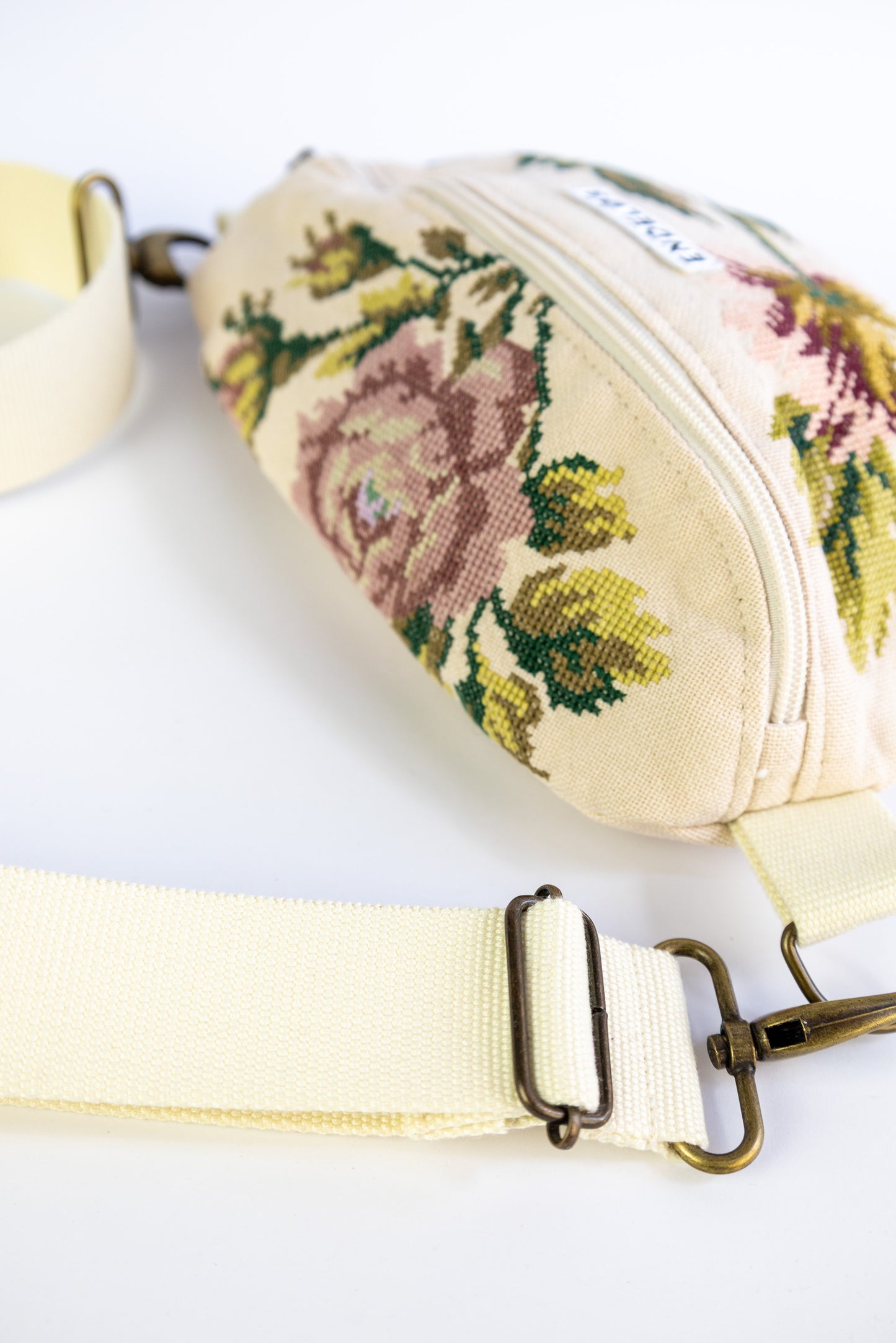 Zoe bag – tas van vintage borduurwerk - roze bloem