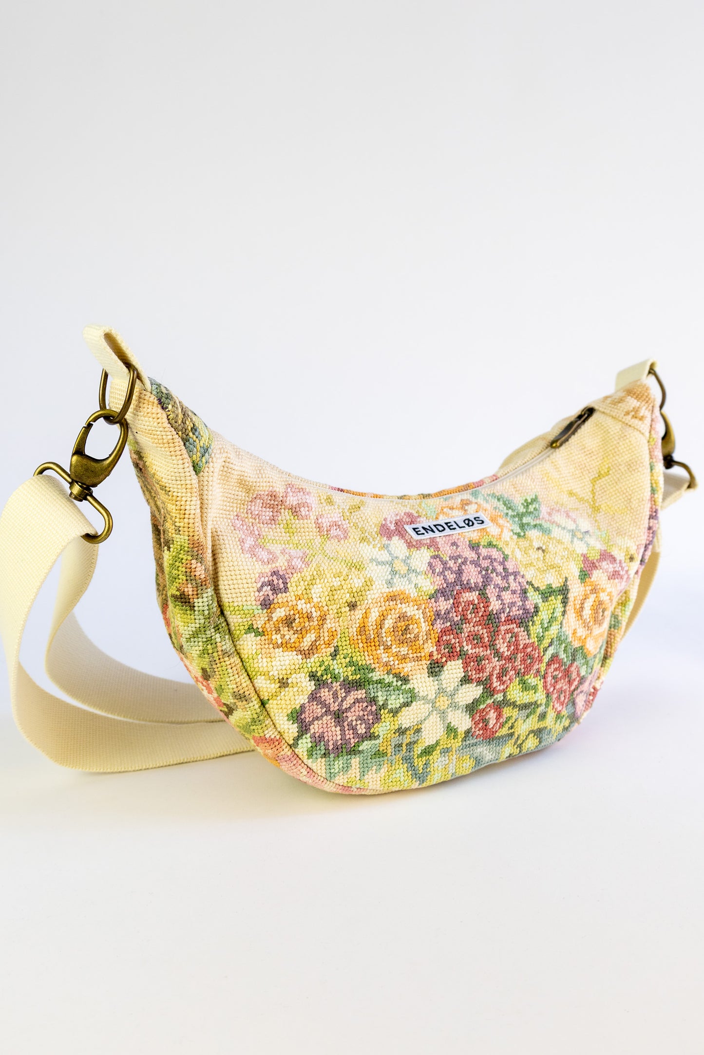 Lola bag M – tas van vintage borduurwerk -wild bloei