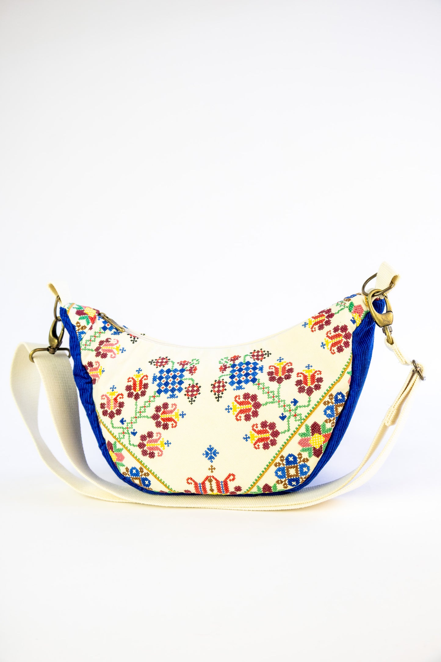 Lola bag M – tas van vintage borduurwerk - kruissteek boeket