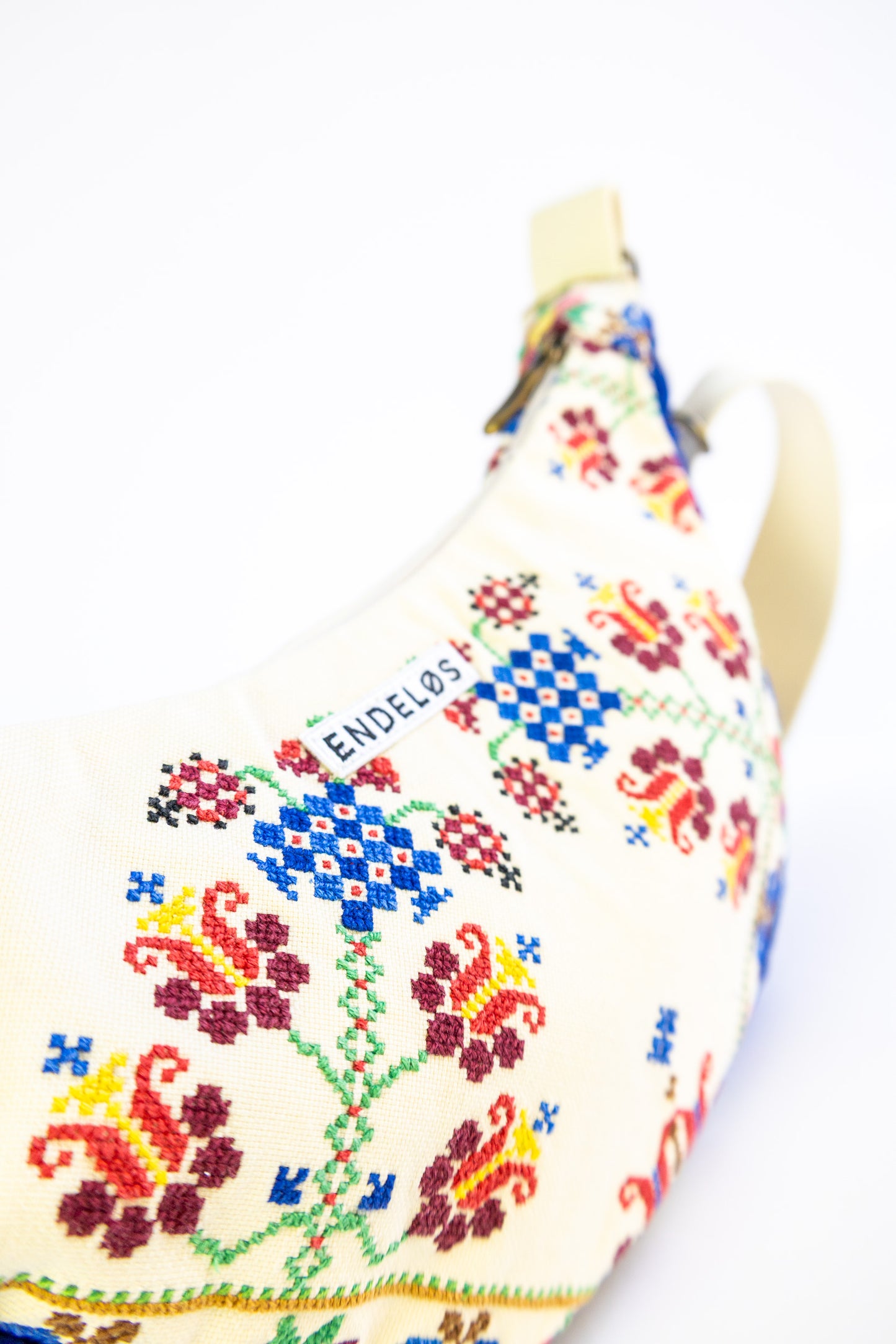 Lola bag M – tas van vintage borduurwerk - kruissteek boeket
